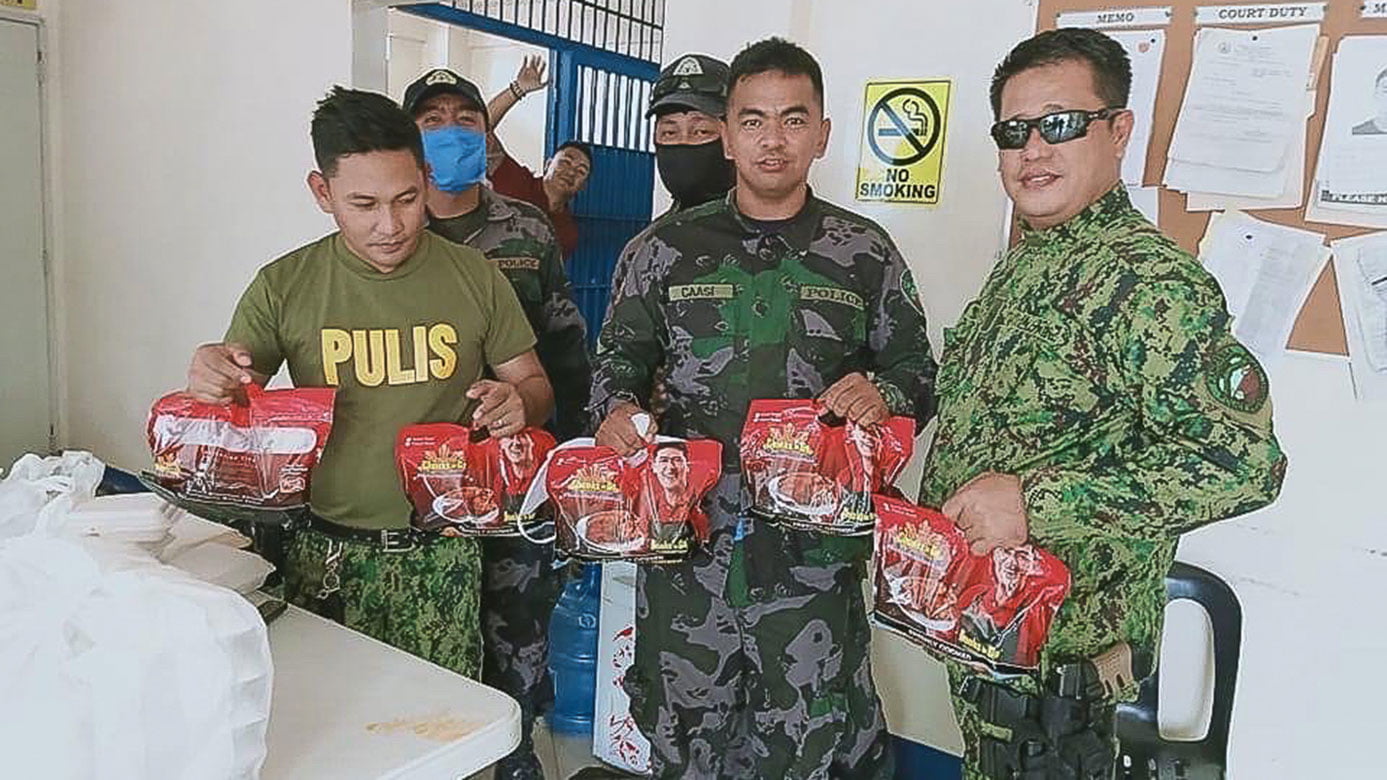 Chooks-to-Go-sends-food-to-military-men-in-checkpoint Chooks-to-Go sends meals to military men, UPLB dormers amid community quarantine Chooks-to-Go Pilipinas 3x3 News - philippine sports news