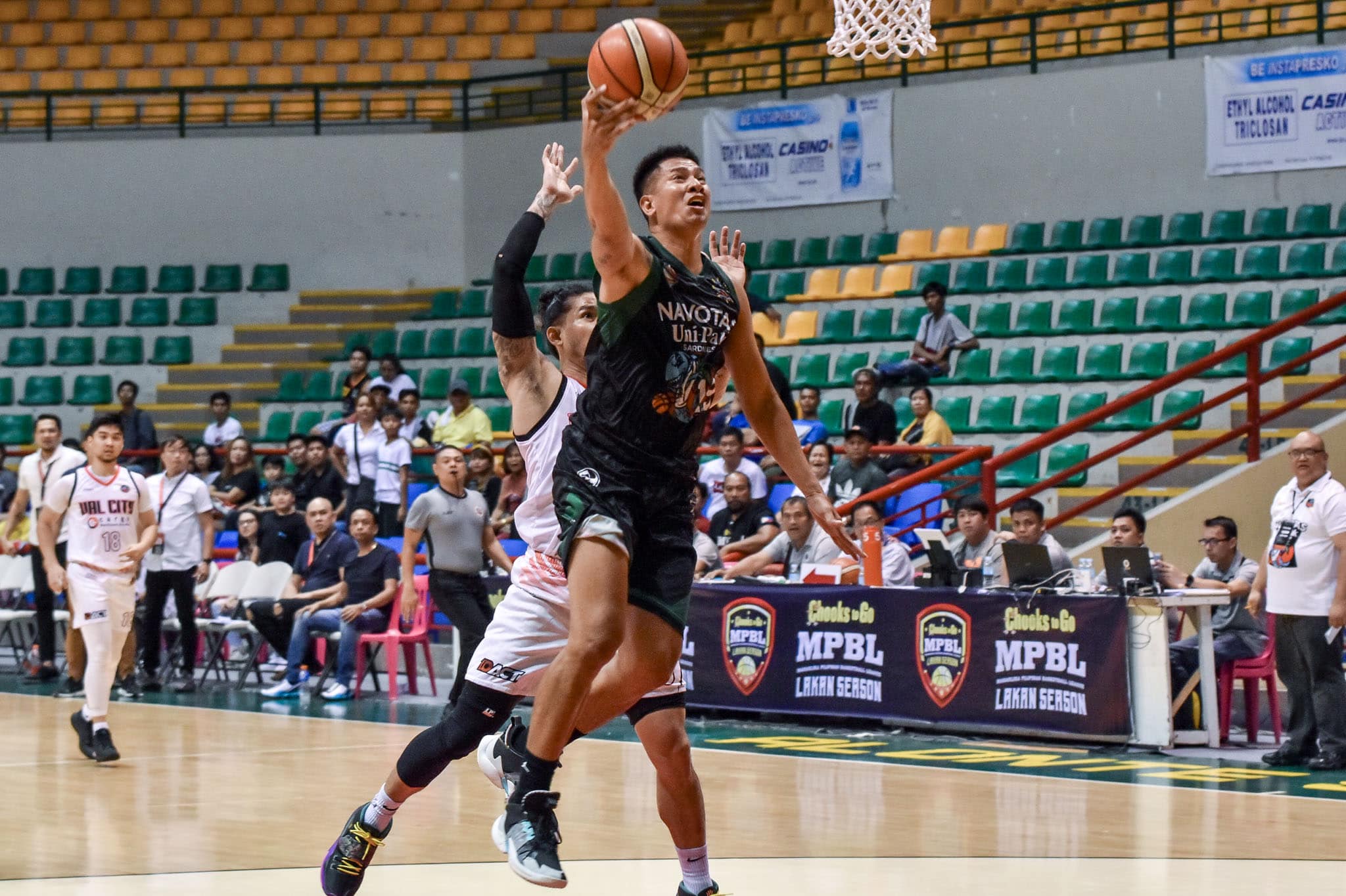 2019-20-chooks-mpbl-lakan-navotas-def-val-city-abdurasad Navotas' Osama Abdurasad celebrates 25th birthday in a unique way Basketball MPBL News - philippine sports news