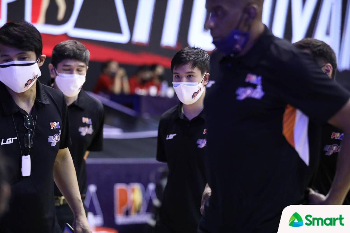 2021-pba-philippine-cup-meralco-vs-phoenix-charles-tiu Carlo Tan named head coach of Nueva Ecija as Charles Tiu vacates post Basketball MPBL News - philippine sports news