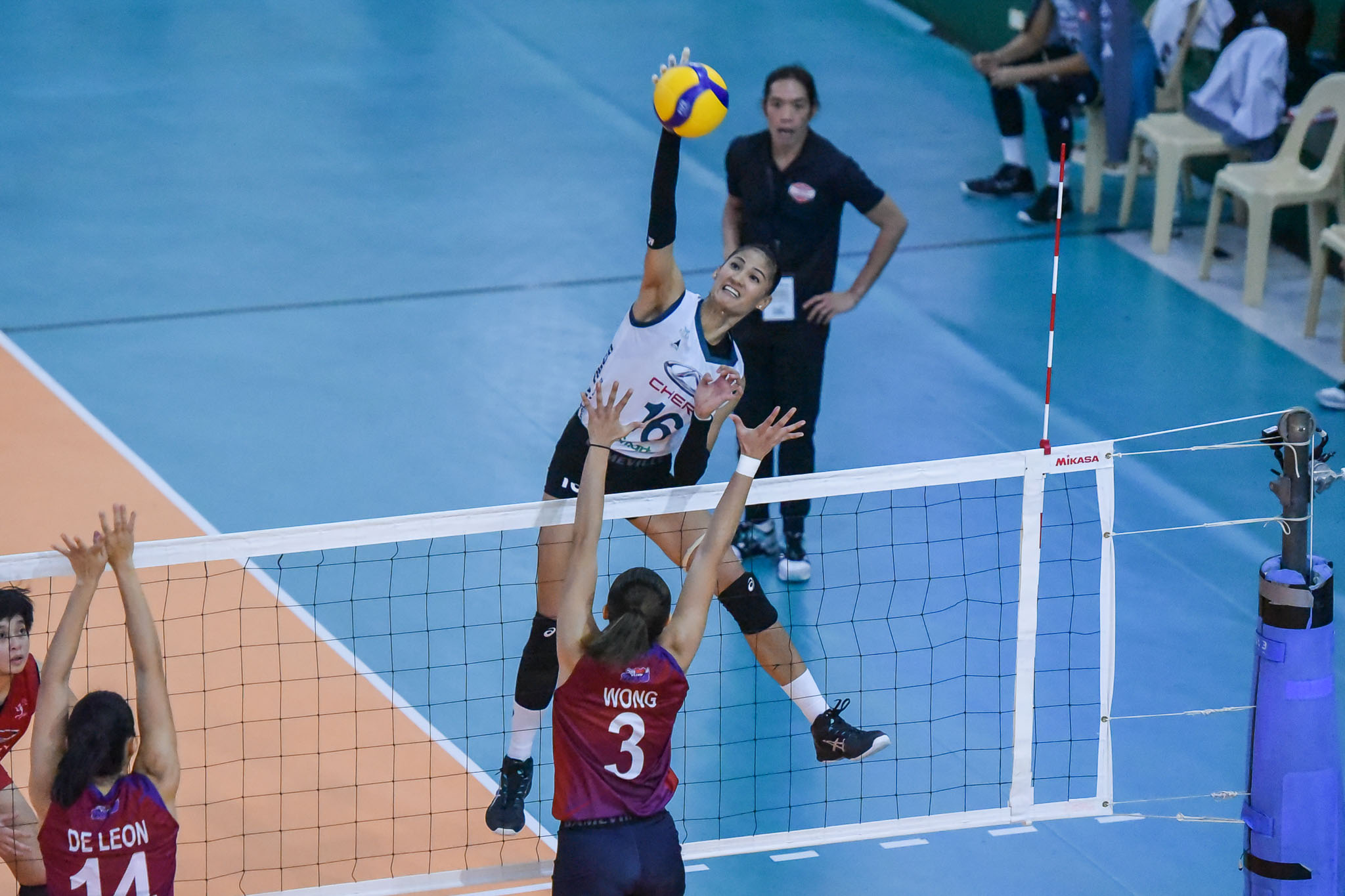 2021-PVL-Open-Chery-Tiggo-vs.-Choco-Mucho-Semis-G2-Dindin-Santiago-Manabat-2769 Humbling loss to Choco Mucho lit Chery Tiggo's fire, says Santiago-Manabat News PVL Volleyball - philippine sports news