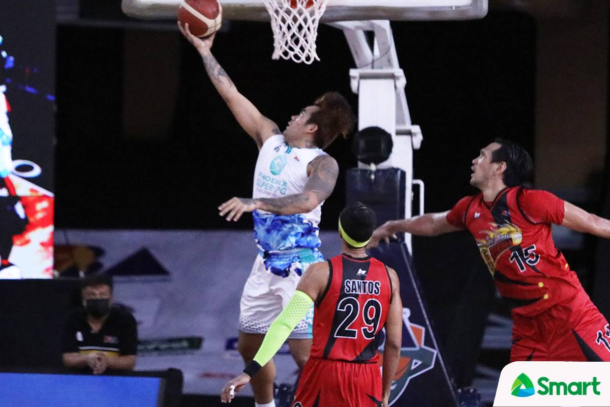 2021-PBA-Philippine-Cup-Phoenix-vs-San-Miguel-Vic-Manuel-vs-Arwind-Santos Filling Arwind Santos' shoes a task too tall, admits Vic Manuel Basketball News PBA - philippine sports news