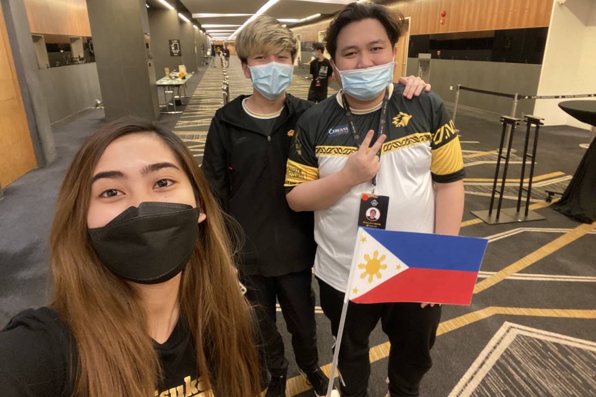 M3-Carla-Cardinez-with-Baloyskie How this fan went out of her way to lift ONIC PH's spirits after M3 ESports Mobile Legends MPL-PH News - philippine sports news