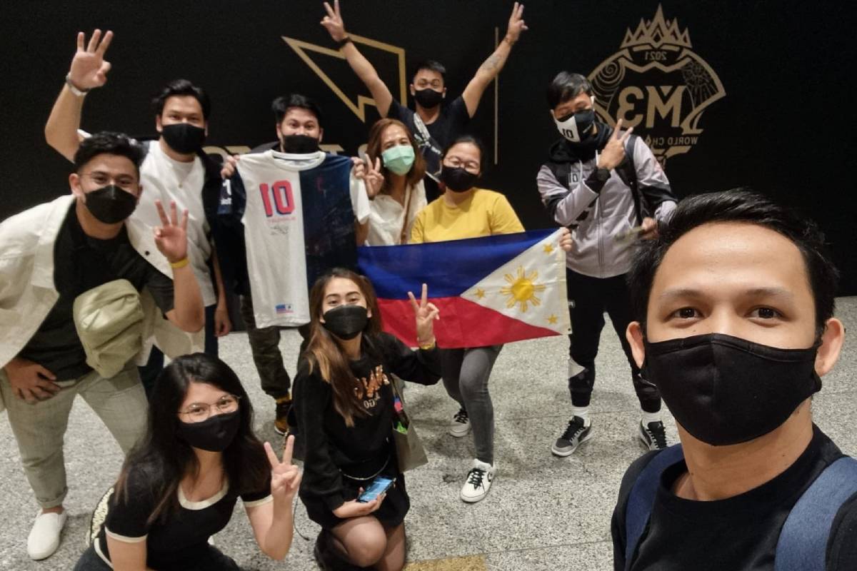 M3-Carla-Cardinez-with-ONIC-PH How this fan went out of her way to lift ONIC PH's spirits after M3 ESports Mobile Legends MPL-PH News - philippine sports news