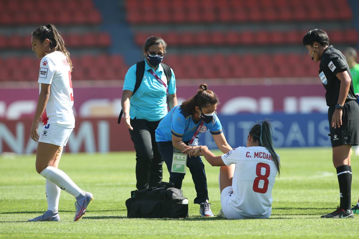 2022-AFC-Womens-Asian-Cup-Philippines-vs-South-Korea-Chandler-McDaniel-injury Chandler McDaniel relishes having sis Olivia during historic Asian Cup campaign Football News Philippine Malditas - philippine sports news