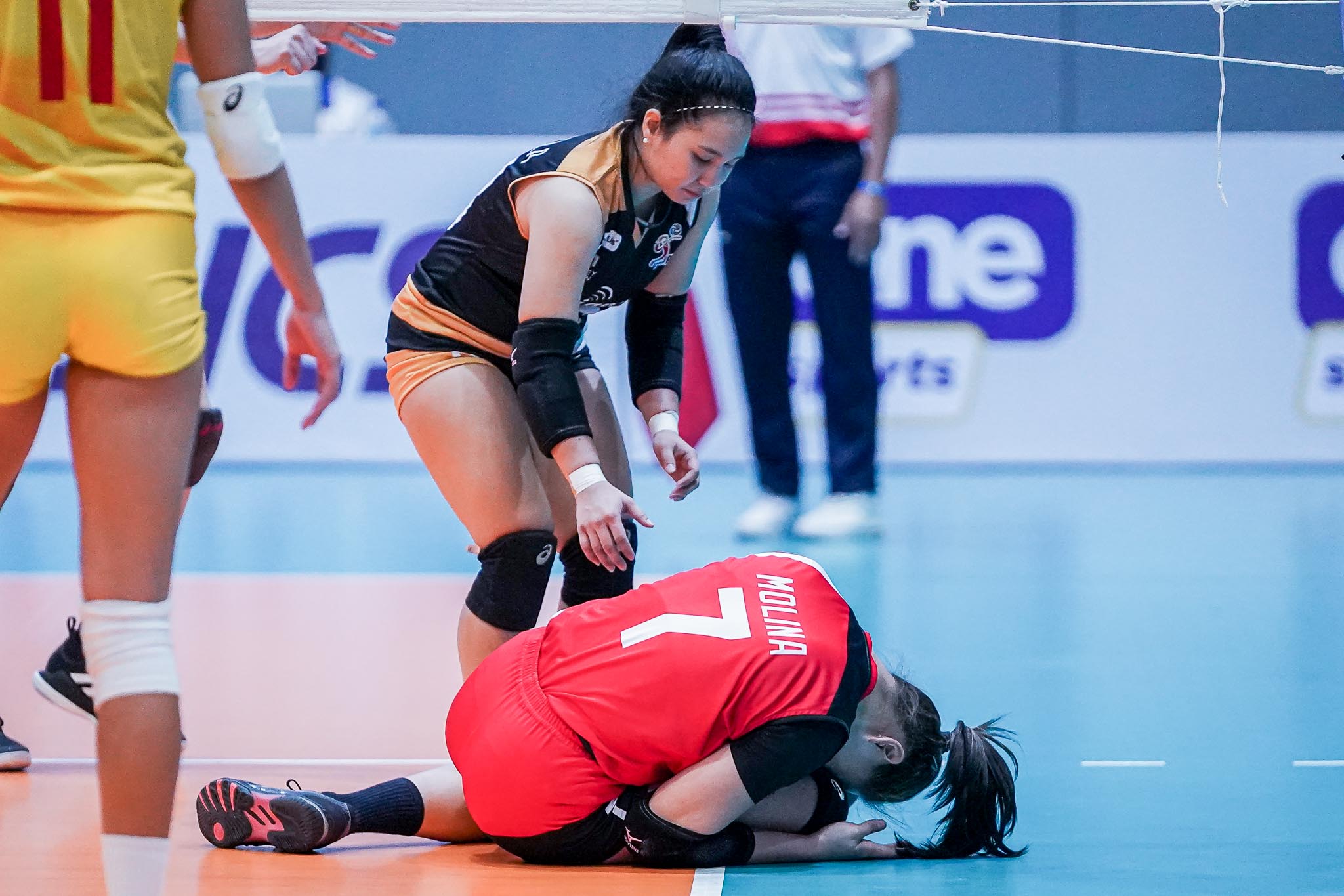 2022-PVL-F2-Logistics-vs-Cignal-HD-Ces-Molina-injury Ria Meneses bares Cignal was not intimated by F2 during match News PVL Volleyball - philippine sports news