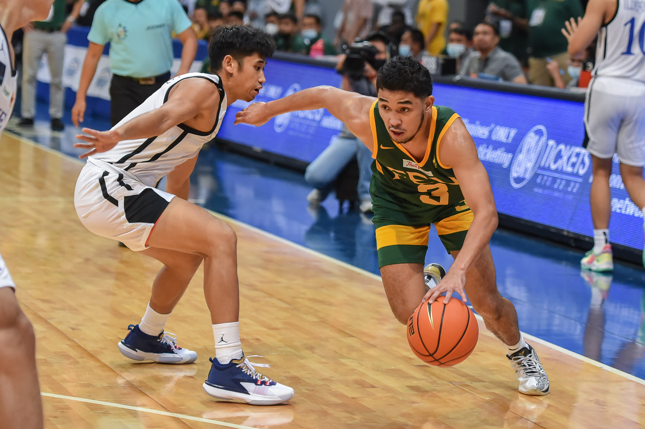 UAAP-84-MBB-ADMU-vs.-FEU-RJ-Abarrientos-9559 Tyler Tio steps up against RJ Abarrientos, FEU's guards ADMU Basketball News UAAP - philippine sports news