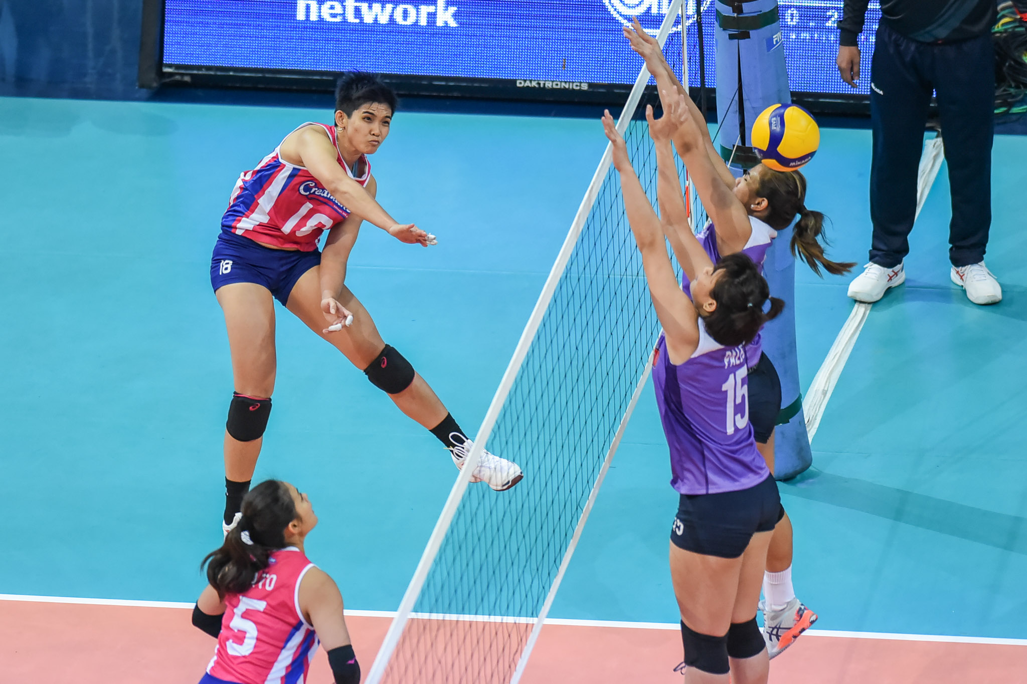 2022-PVL-Invitational-Creamline-vs.-Choco-Mucho-Tots-Carlos-3905 Tots Carlos makes sure to be spark that lifts Creamline News PVL Volleyball - philippine sports news