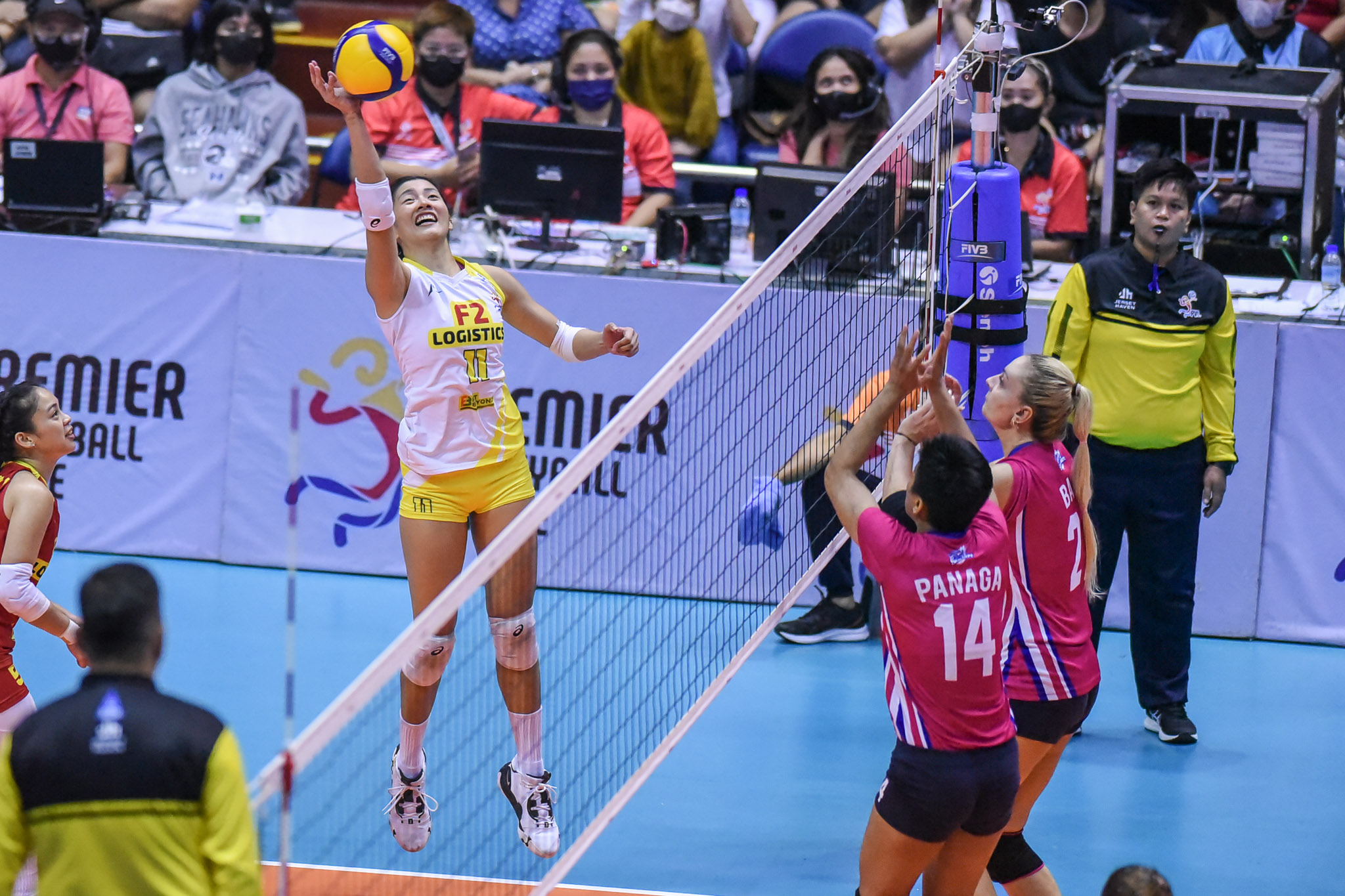 PVL-Reinforced-2022-F2-vs.-Creamline-Kim-Dy-4862 Kianna Dy's familiarity with Valdez, Galanza leads to six block outing News PVL Volleyball - philippine sports news
