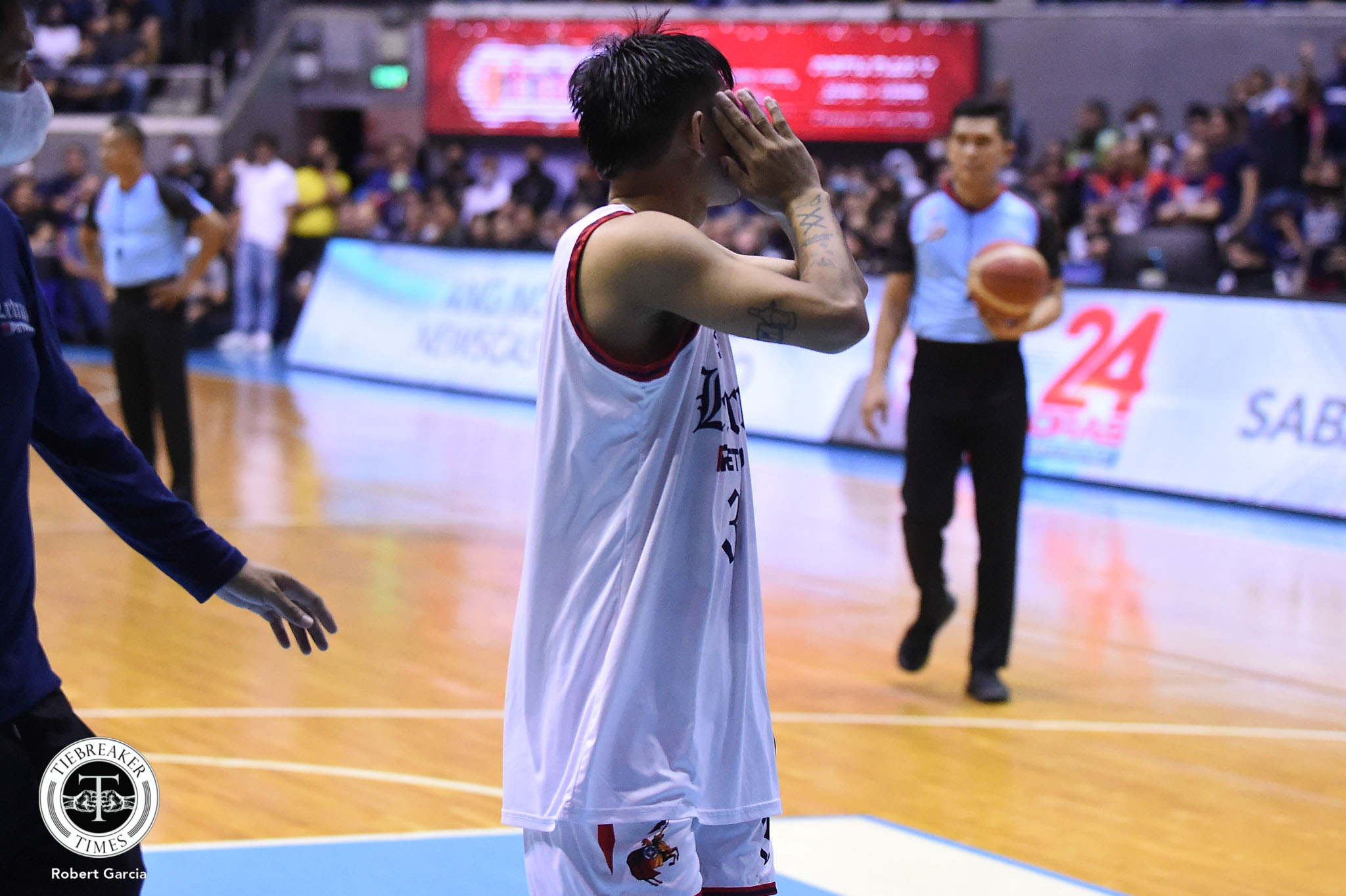 NCAA-98-CSJL-vs-CSB-Fran-Yu-6 Fran Yu's elbow to Mark Sangco marks end to collegiate run Basketball CSB CSJL NCAA News - philippine sports news