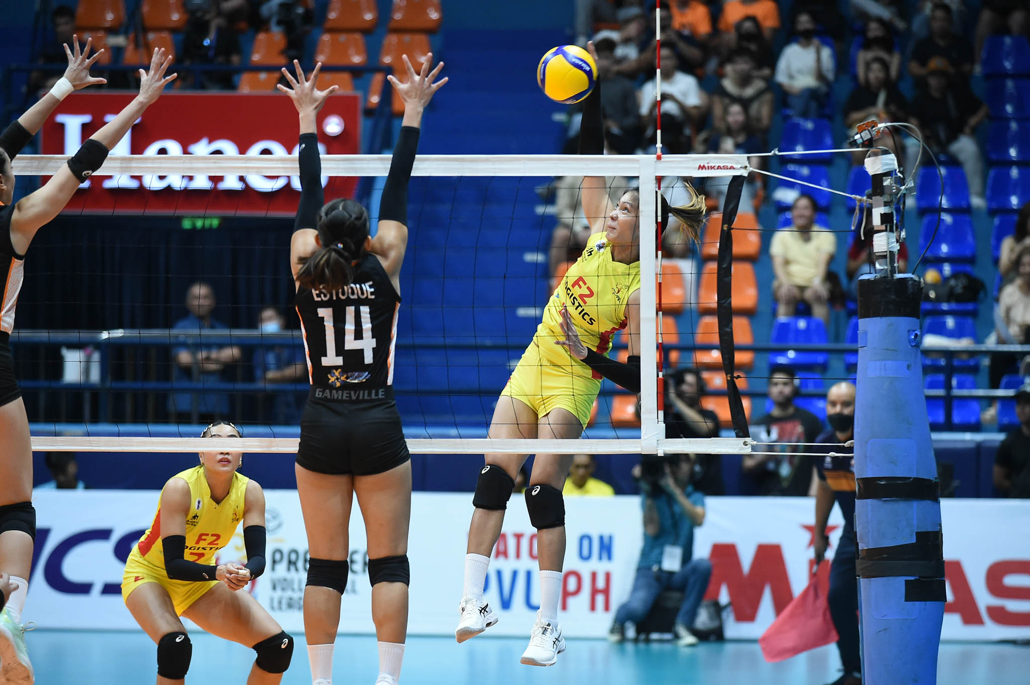 PVL-2023-Invitational-Farm-Fresh-vs.-F2-Ivy-Lacsina-2 Ivy Lacsina excels as F2 Logistics' emerging open spiker News PVL Volleyball - philippine sports news
