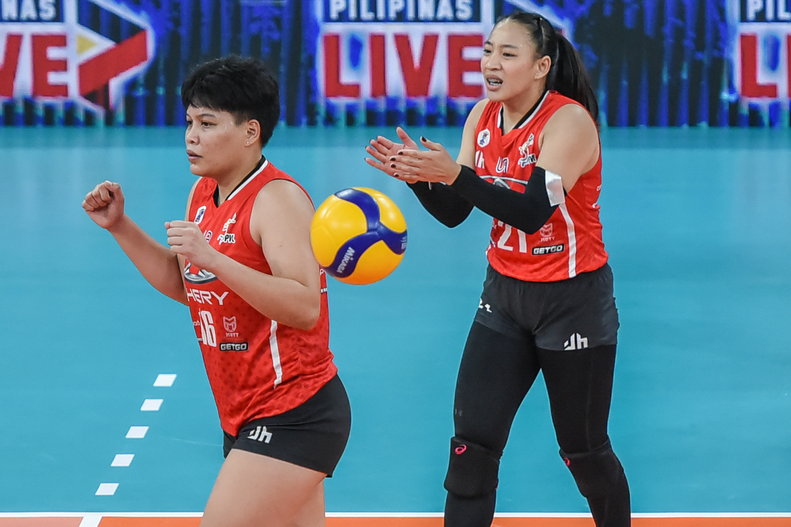 PVL-AFC-Cignal-vs.-Chery-Tiggo-Cess-Robles-6956 Eya Laure, Cess Robles showcase hastened maturity in Chery Tiggo streak News PVL Volleyball - philippine sports news