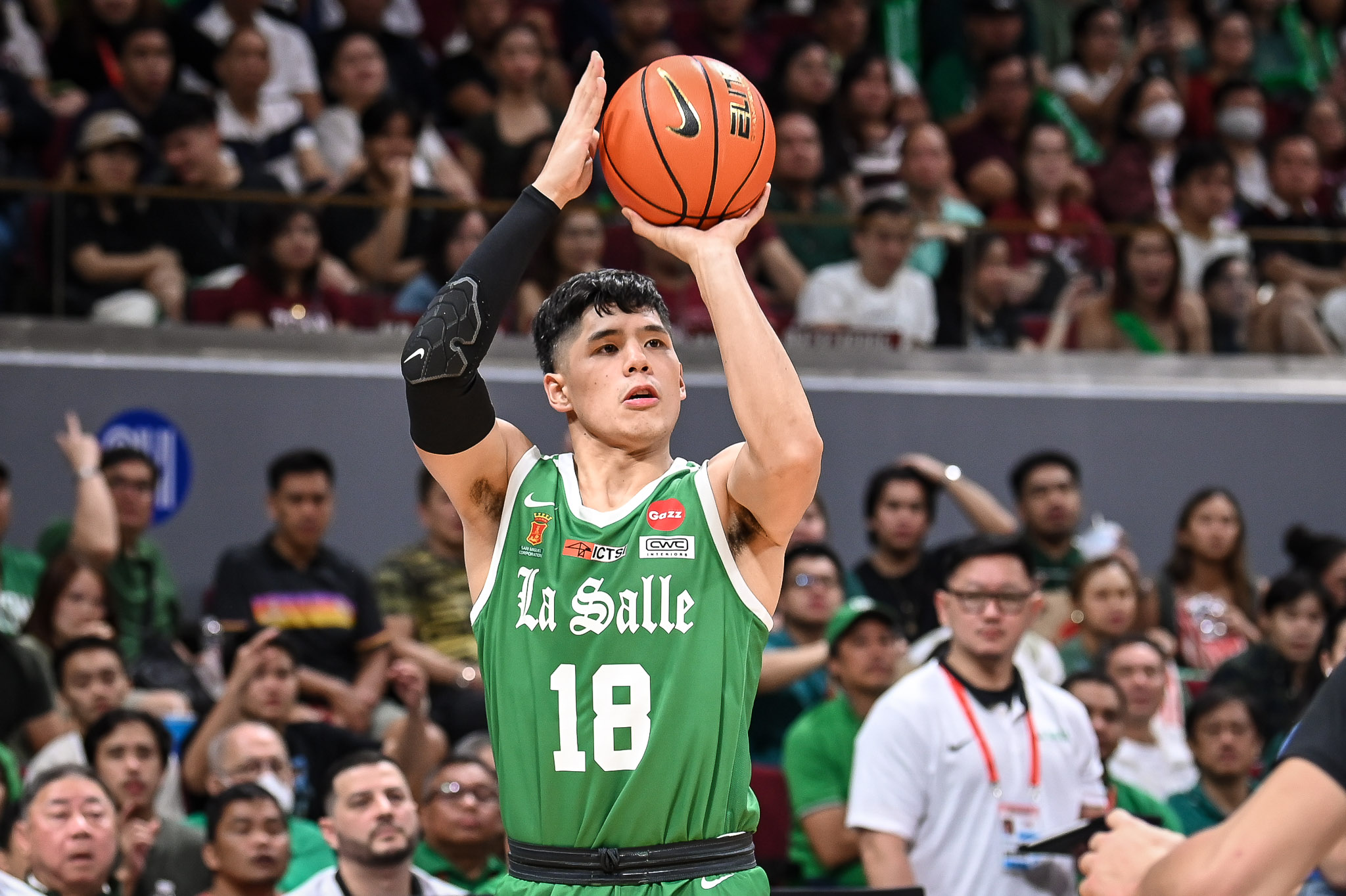 UAAP86-MBB-Francis-Escandor-5811 Francis Escandor rises above the noise in big win over UP Basketball DLSU News UAAP - philippine sports news