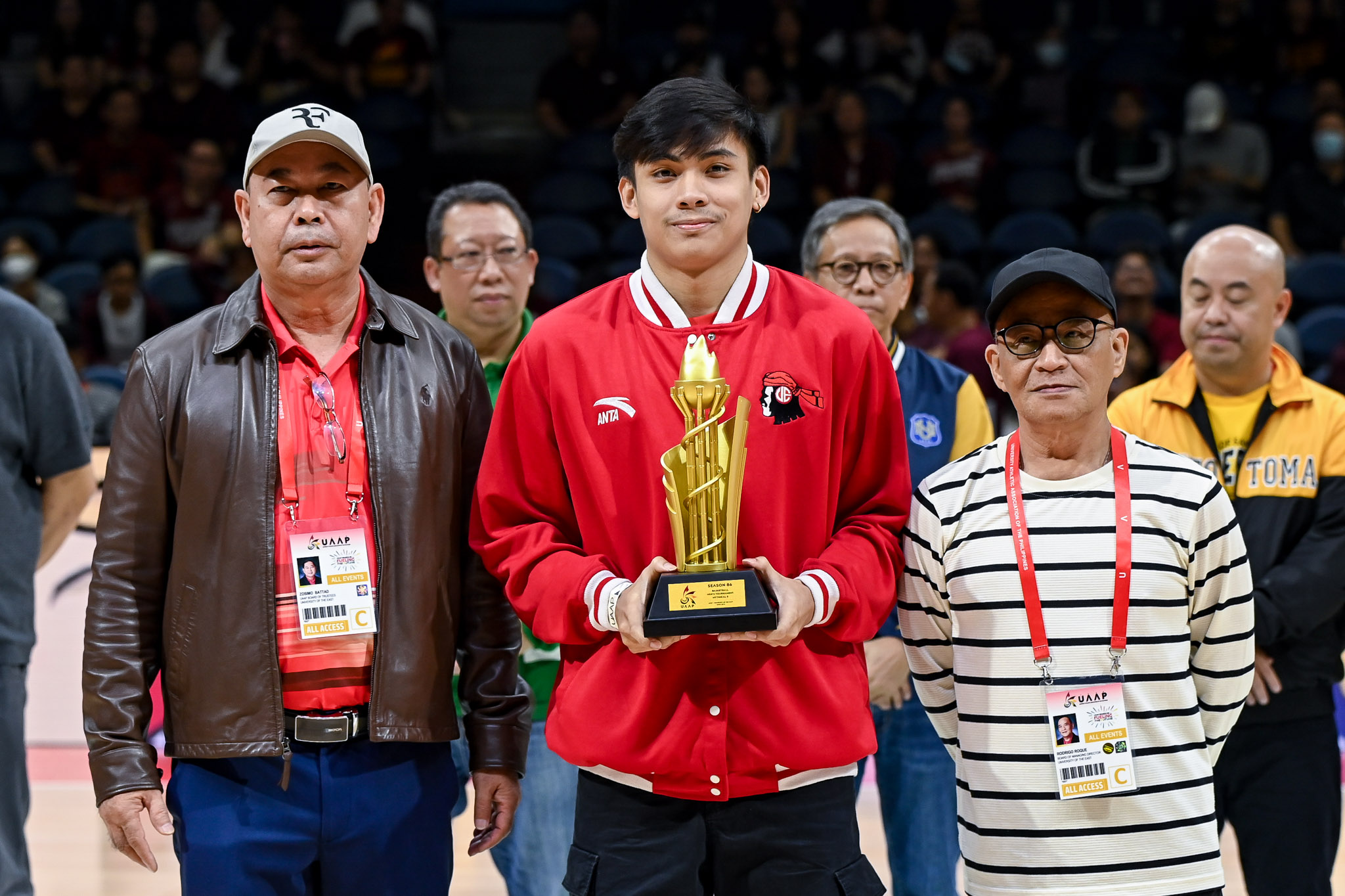 UAAP86-MBB-AWARDEE-MYTHICAL-5-REY-REMOGAT-0225 Quiambao joins elite list of La Salle bigs after winning UAAP MBB MVP Basketball DLSU FEU News UAAP UE UP UST - philippine sports news