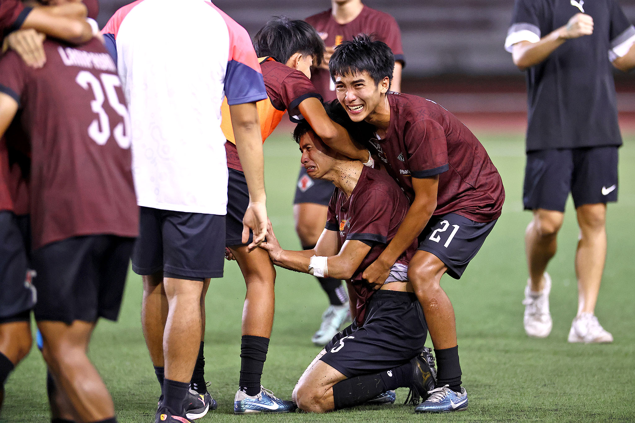 UAAP-86-MFB-Francis-Tacardon-UP-celebrate-2 Francis Tacardon, Macky Tobias get 'beautiful' ending with UP's championship Football News UAAP UP - philippine sports news