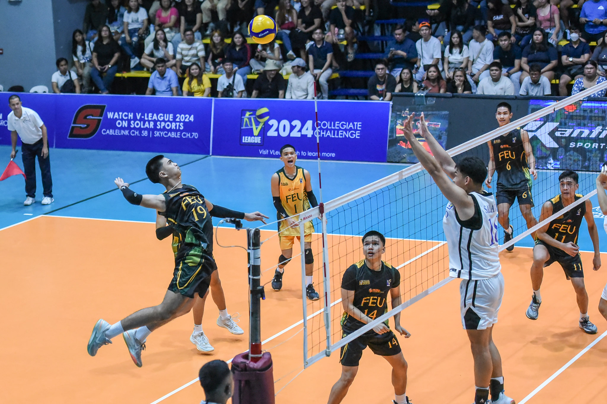 V-League-2024-FEU-vs.-ADMU-Amet-Bituin-2987 NU crushes EAC, FEU edges Ateneo for share of V-League Men's lead ADMU EAC FEU News NU V-League Volleyball - philippine sports news