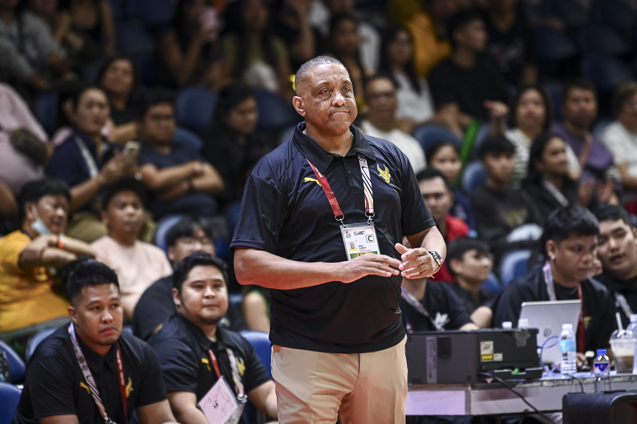UAAP87-MBB-Coach-Sean-Chambers-2676 NBA Stars and Creative Signs: Sean Chambers brings in unique placard system for signals Basketball FEU News UAAP - philippine sports news