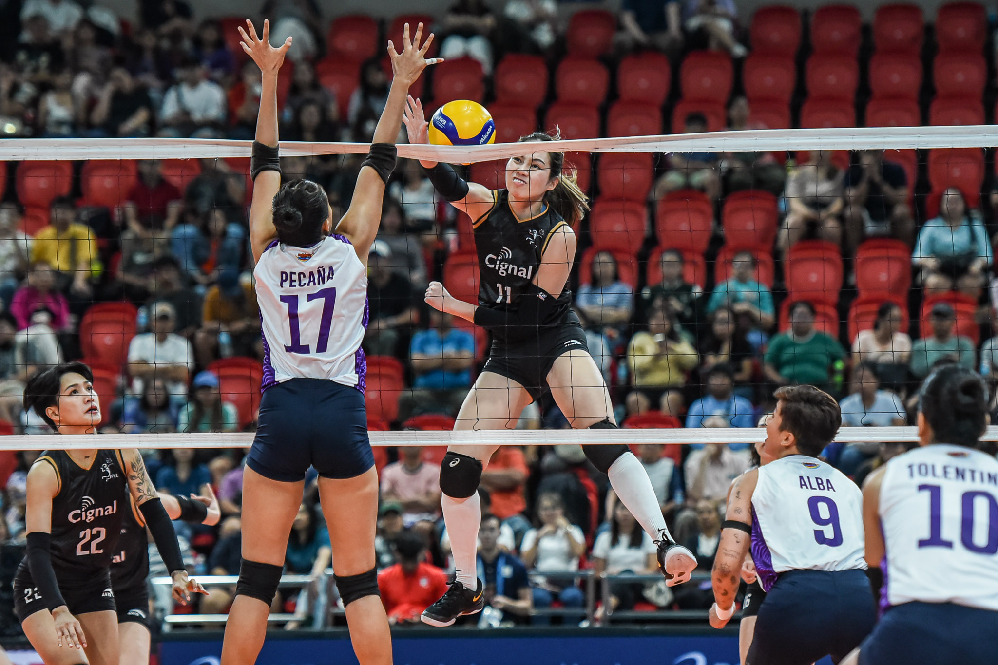 PVL-AFC-25-Cignal-vs.-Choco-Mucho-Jackie-Acuna-0092 Cignal overcomes third-set setback vs Choco Mucho, claims share of top spot in PVL AFC News PVL Volleyball - philippine sports news