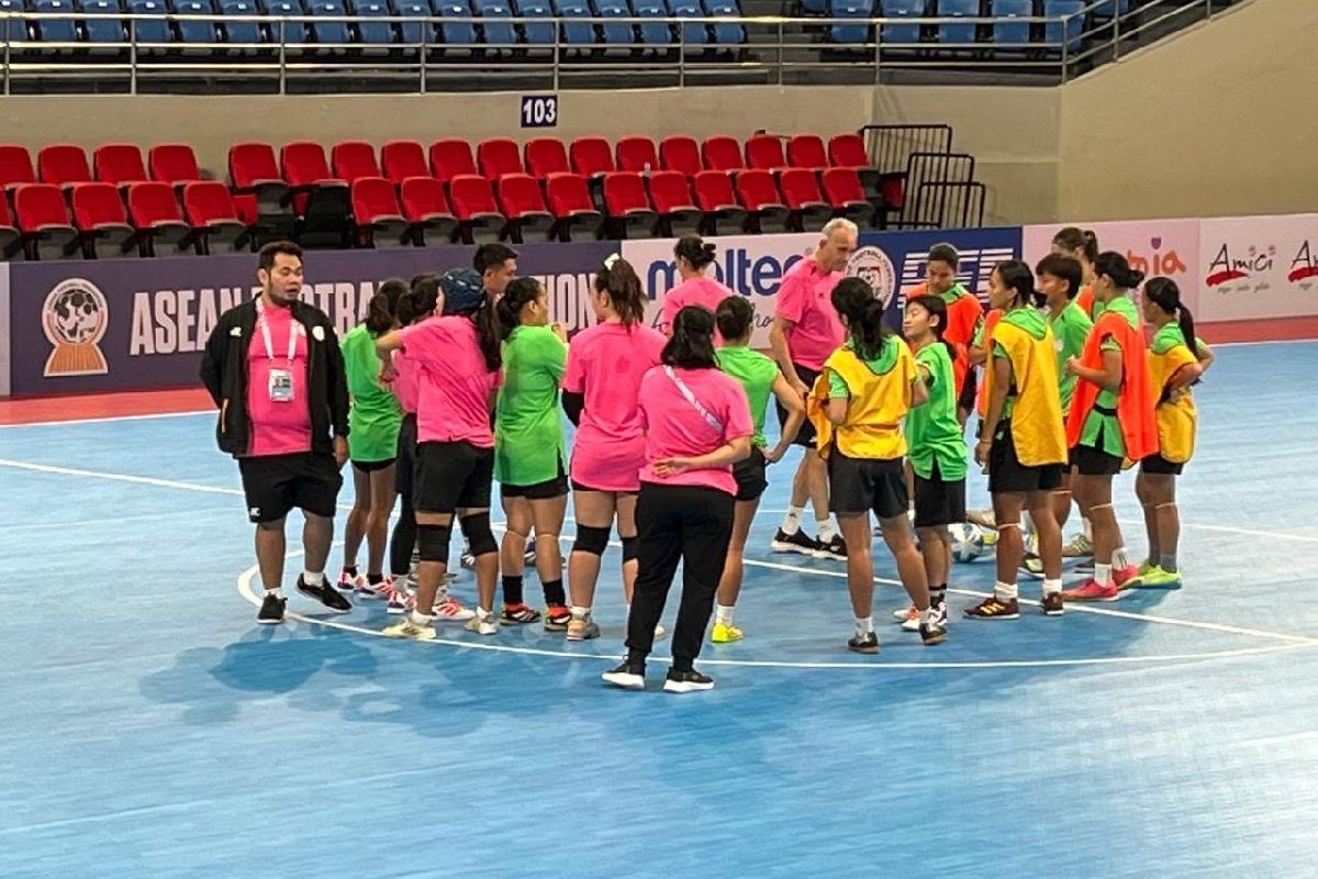 Philippine-Womens-National-Futsal-Team Pinay5 pushes forward despite Vic Hermans' 'reassignment' Futsal News - philippine sports news