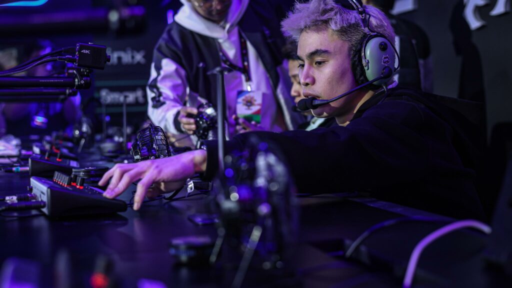 Aurora rises to top of MPL PH table, hands Team Liquid first loss