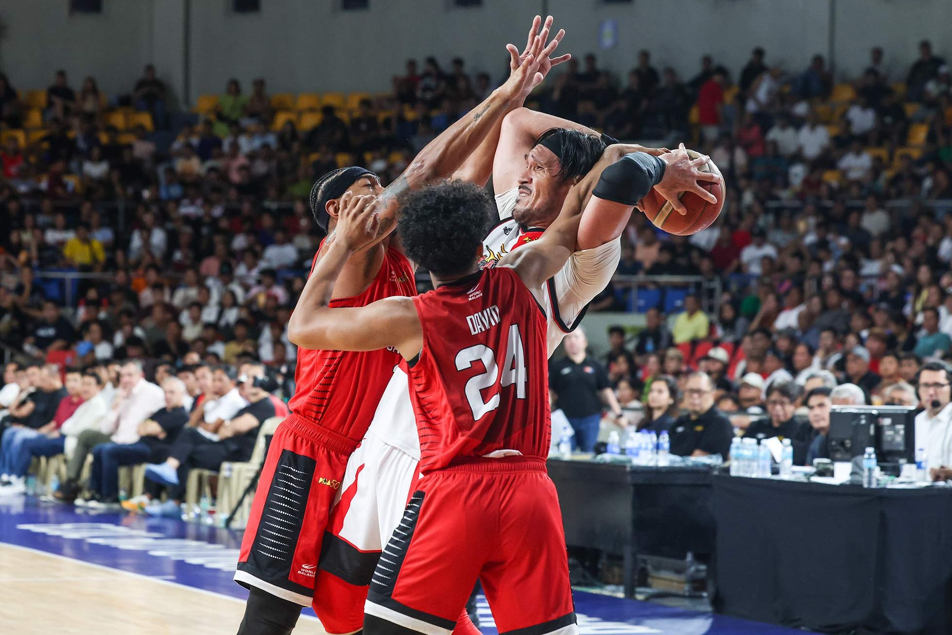2025-PBA-Philippine-Cup-SF-G2-San-Miguel-vs-Ginebra-June-Mar-Fajardo-2 Injured June Mar Fajardo puts San Miguel first in semis bounce back Basketball News PBA - philippine sports news