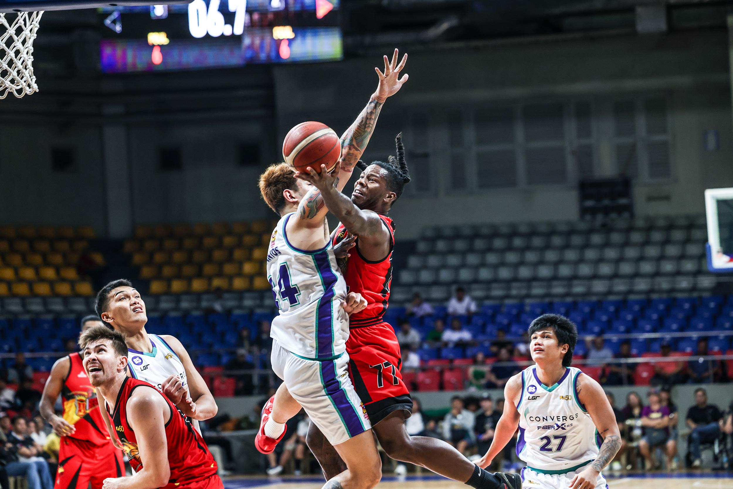 2025-PBA-Philippine-Cup-San-MIguel-vs-Converge-CJ-Perez PBA: Winston clutch as Converge shocks San Miguel, keeps twice-to-beat hopes alive Basketball News PBA - philippine sports news