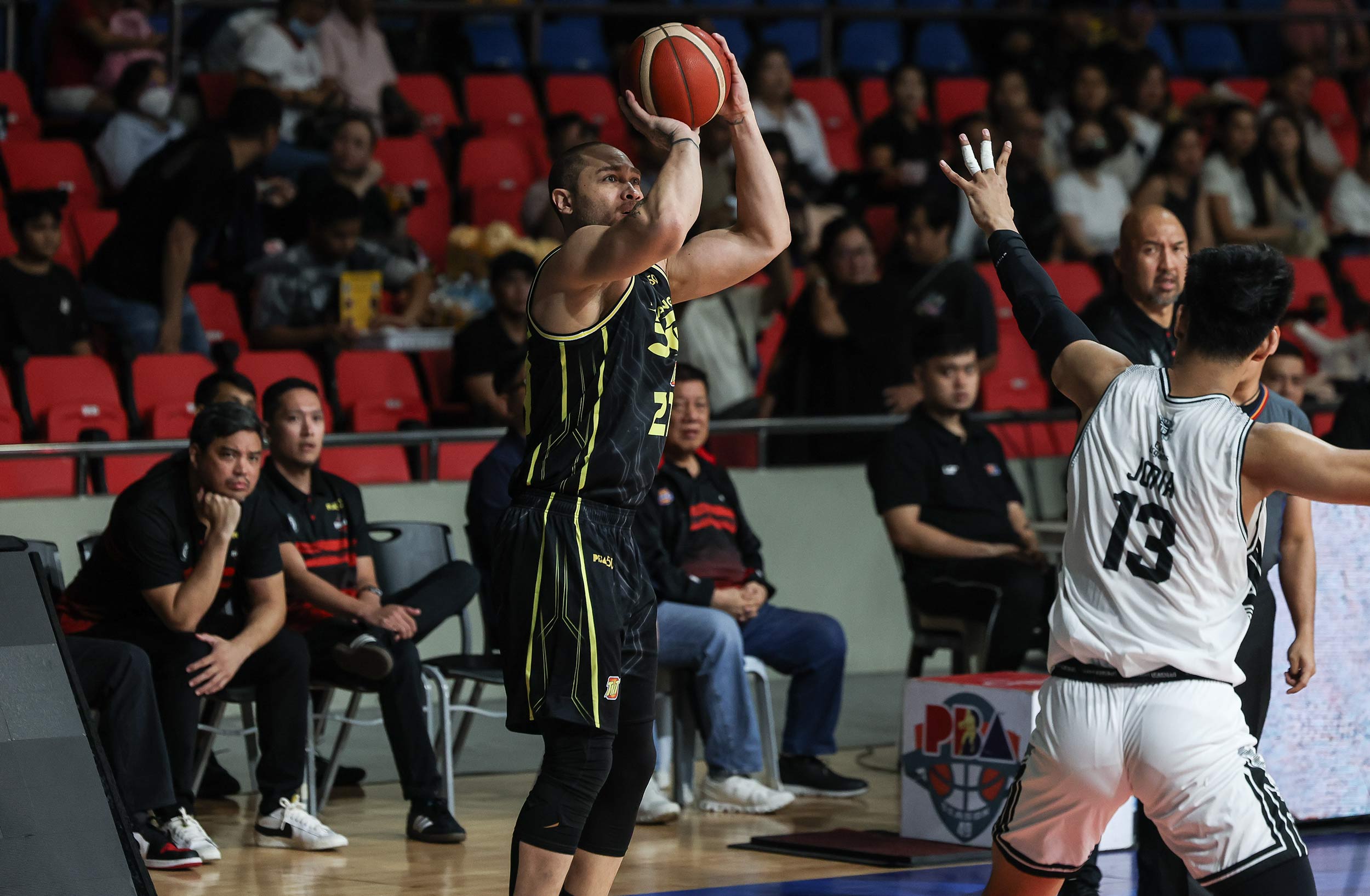 2025-PBA-Philippine-Cup-TNT-vs-Blackwater-Kelly-Williams TNT crushes Blackwater to forge three-way tie for fourth in PBA PH Cup Basketball News PBA - philippine sports news