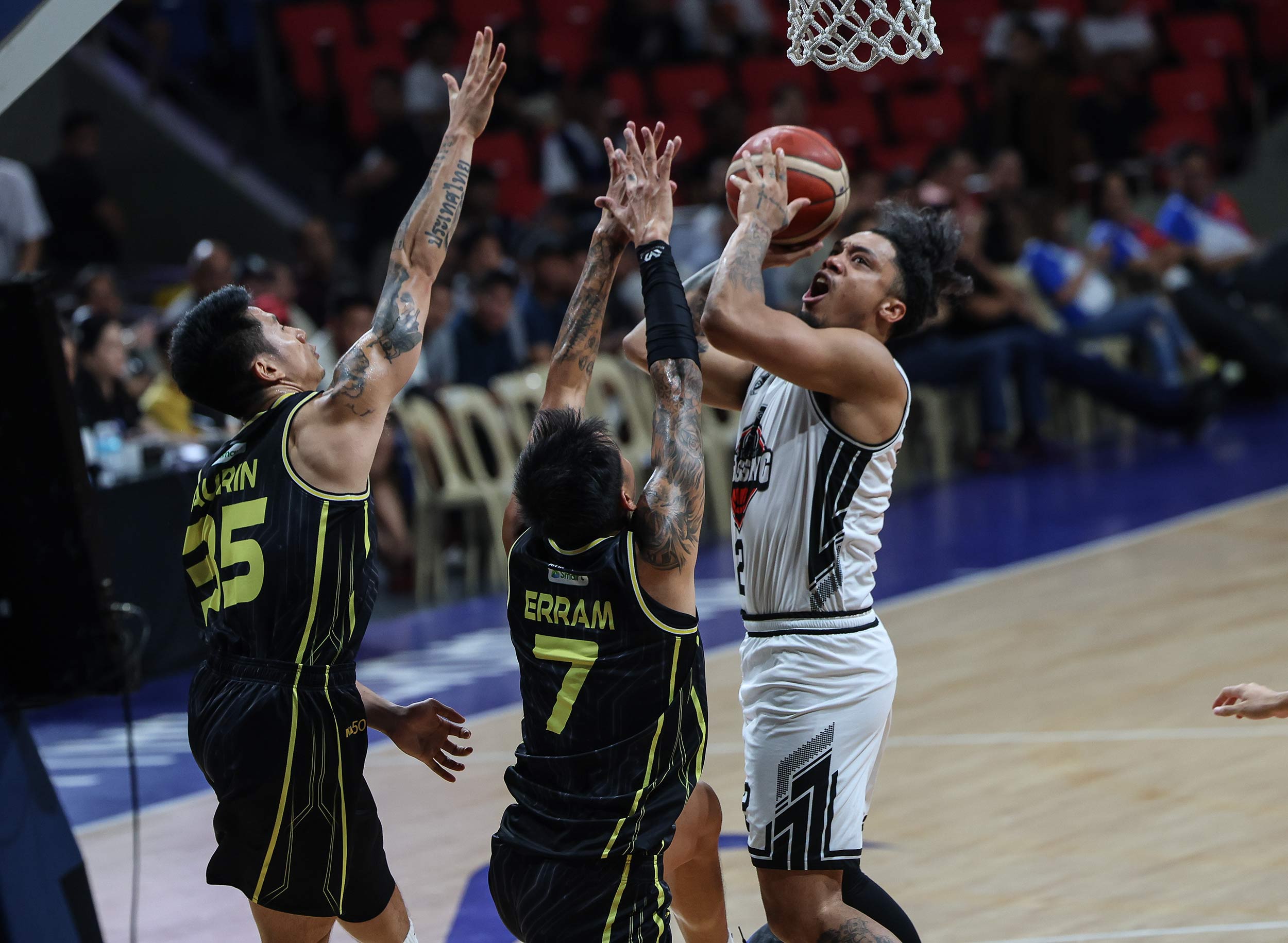 2025-PBA-Philippine-Cup-TNT-vs-Blackwater-Sedrick-Barefield TNT crushes Blackwater to forge three-way tie for fourth in PBA PH Cup Basketball News PBA - philippine sports news