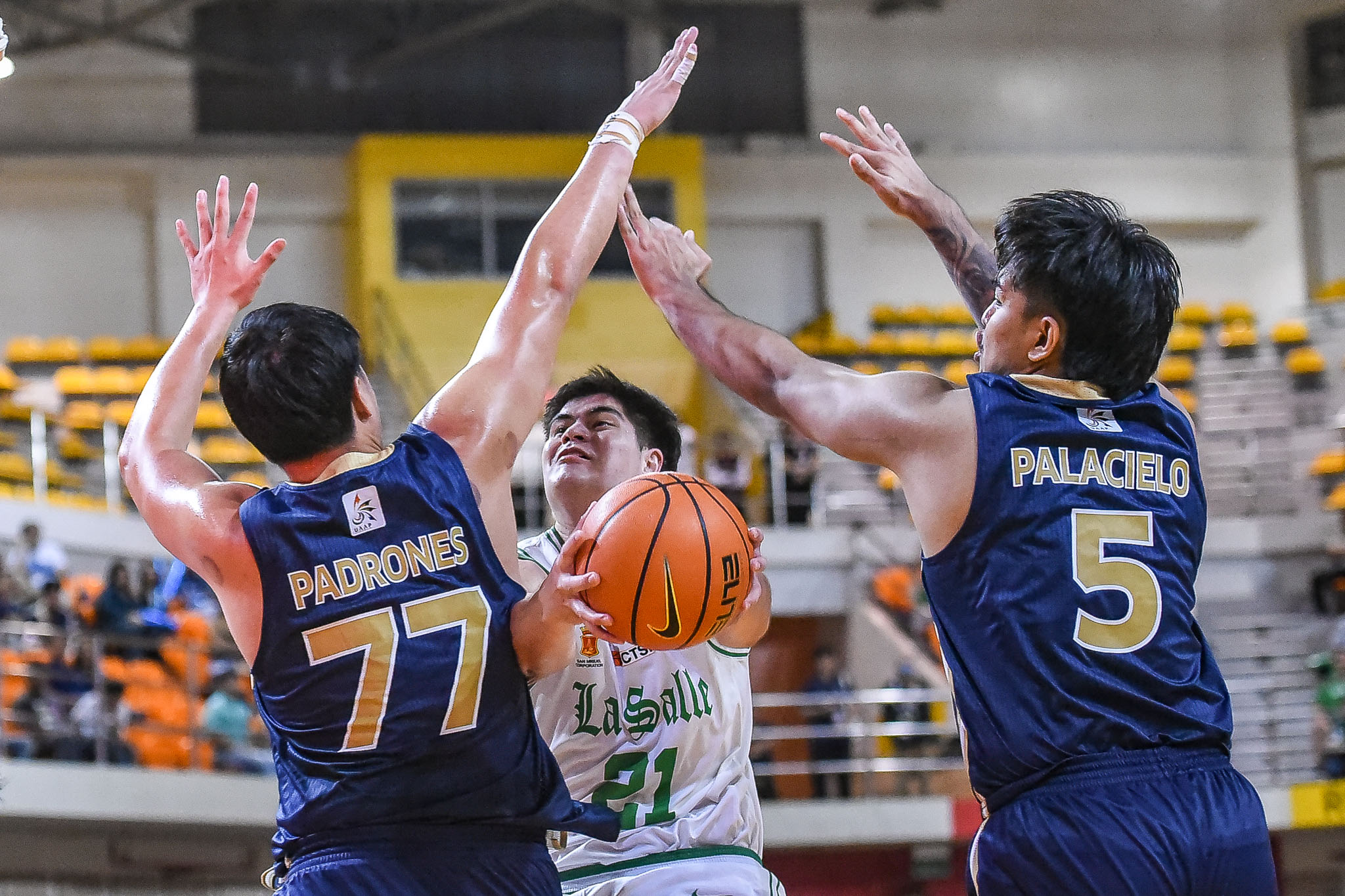 UAAP-88-MBB-DLSU-vs.-NU-Mason-Amos-4750 Topex Robinson prays for best as Mason Amos suffers knee injury Basketball DLSU News UAAP - philippine sports news