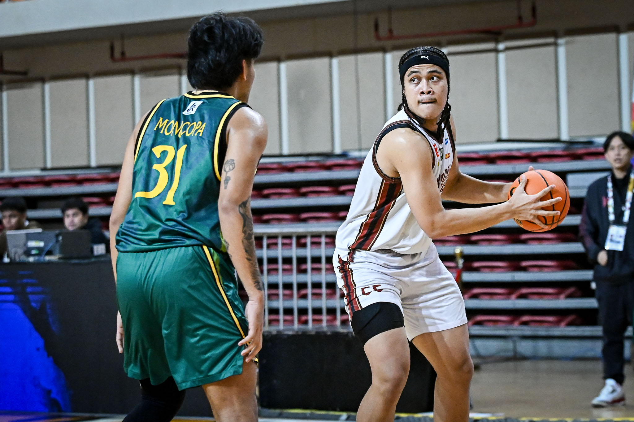 UAAP-88-MBB-UP-vs.-FEU-Gani-Stevens-9804 UP climbs to solo second, ends FEU streak in UAAP Men's Basketball Basketball FEU News UAAP UP - philippine sports news