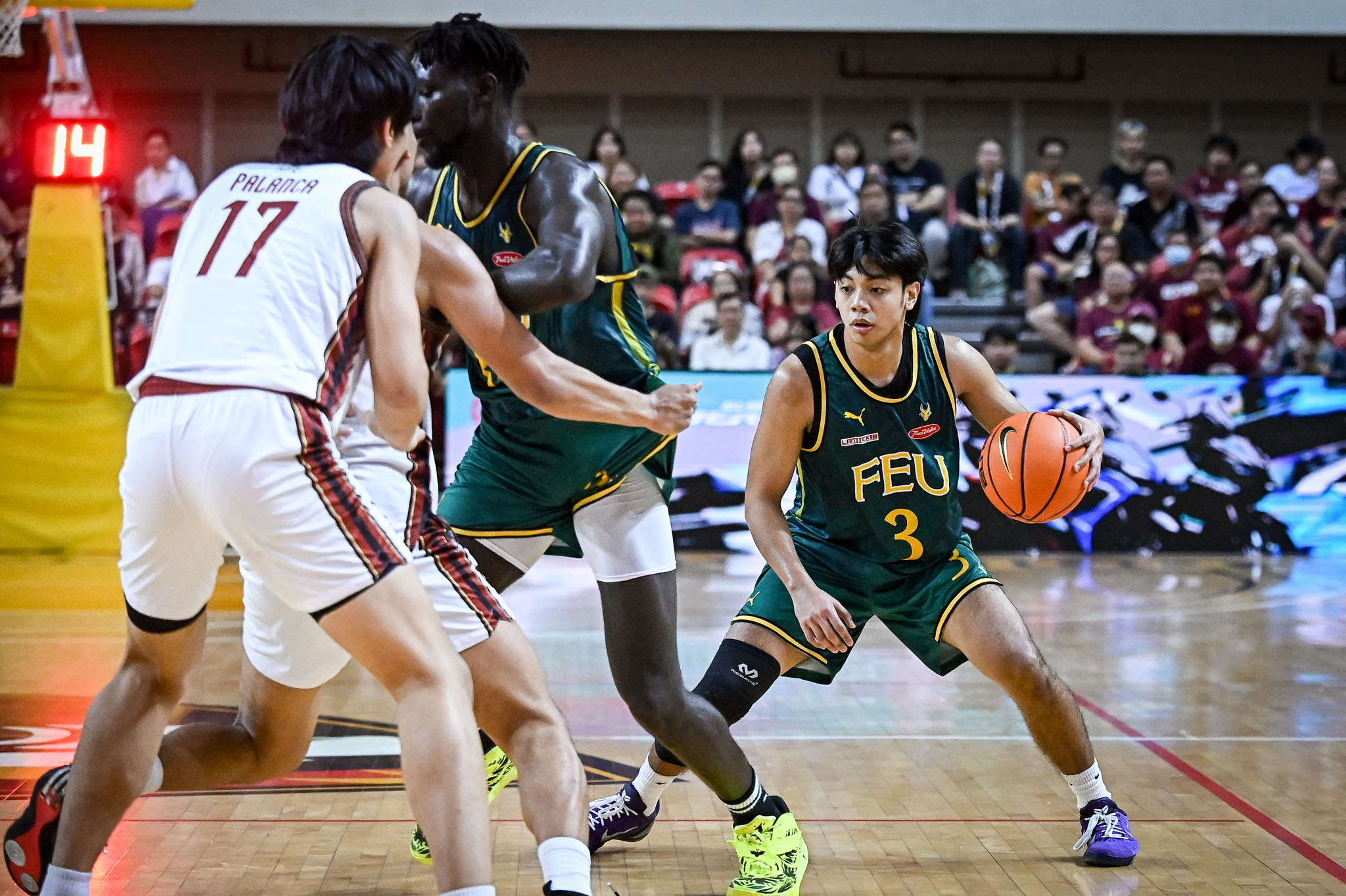 UAAP-88-MBB-UP-vs.-FEU-Jorick-Bautista-0058 UP climbs to solo second, ends FEU streak in UAAP Men's Basketball Basketball FEU News UAAP UP - philippine sports news