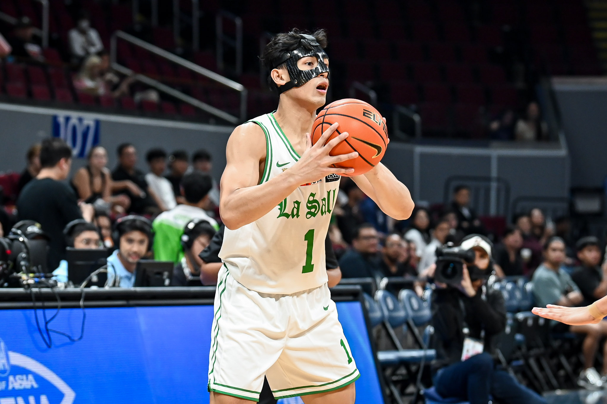 UAAP88-MBB-JC-MACALALAG-6538 JC Macalalag finds rhythm after shedding face mask Basketball DLSU News UAAP - philippine sports news
