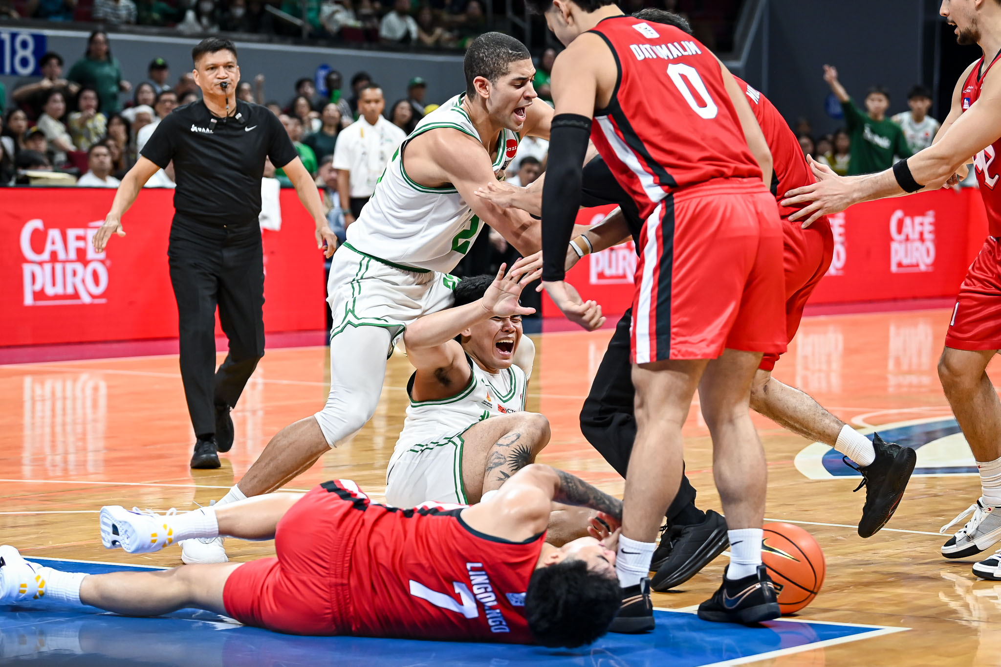 UAAP88-MBB-KEAN-BACLAAN-7265 Wello Lingolingo suspended three games for 'unsportsmanlike foul' Basketball News UAAP UE - philippine sports news