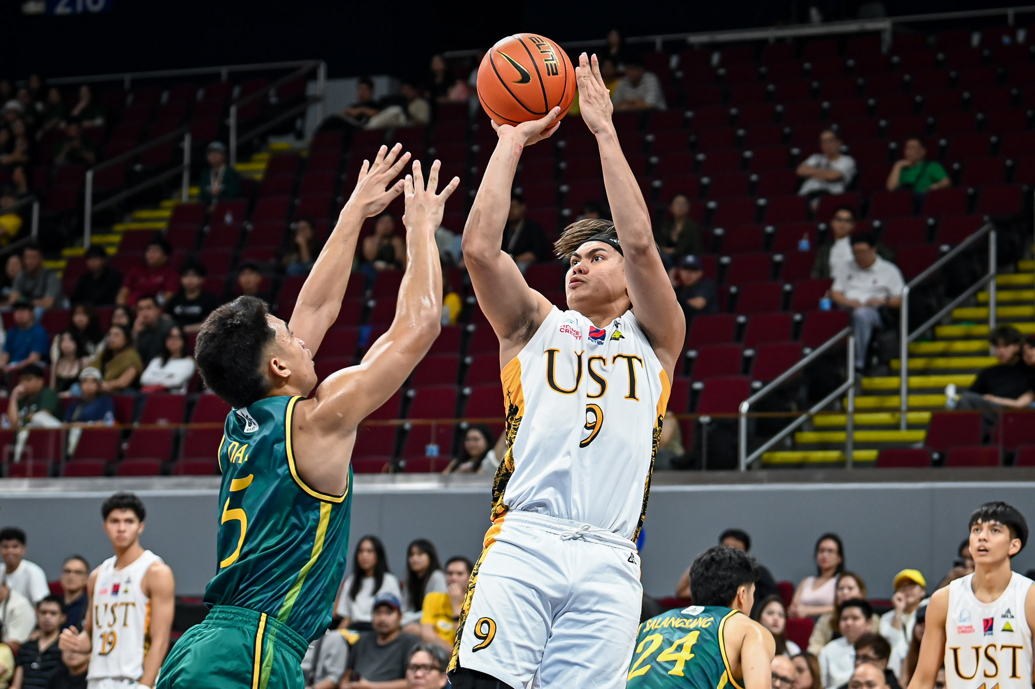 UAAP88-MBB-NIC-CABANERO-7723 Crisostomo, Akowe spark UST past FEU to grab share of UAAP Men's Basketball lead Basketball FEU News UAAP UST - philippine sports news