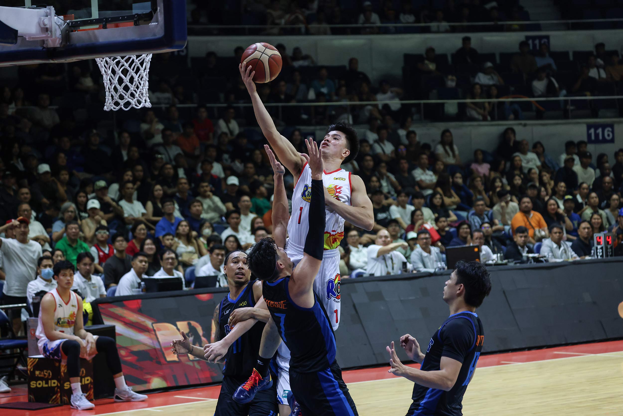 2025-26-PBA-Philippine-Cup-QF-Game-2-Rain-or-Shine-vs-Meralco-ADRIAN-NOCUM Meralco completes Rain or Shine ouster, ends Gabe Norwood’s storied PBA career Basketball News PBA - philippine sports news