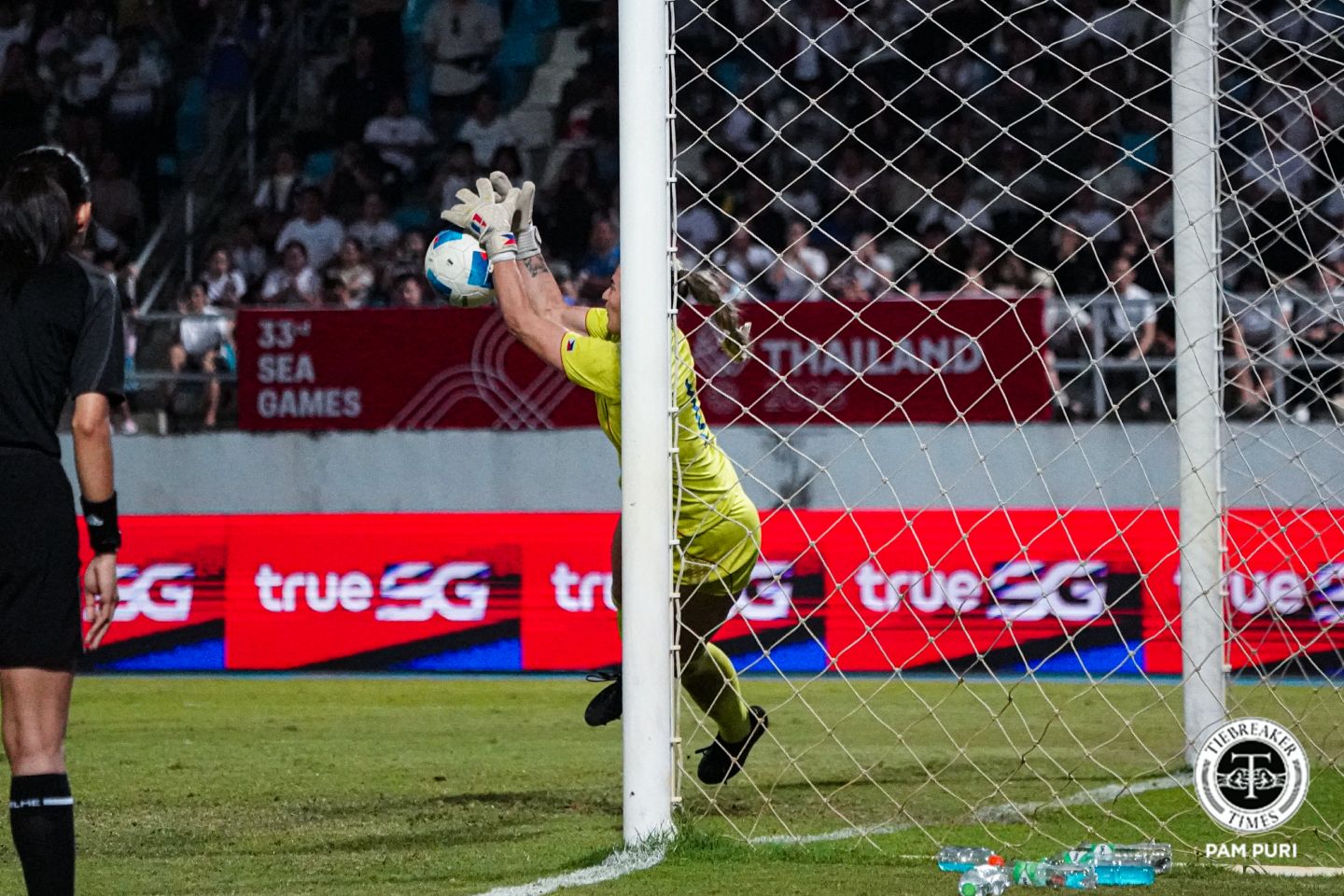 2025-SEA-Games-Filipinas-def-Vietnam-Olivia-McDaniel-final-save Olivia McDaniel continues to be pillar of Filipinas 2025 SEA Games Filipinas Football News - philippine sports news