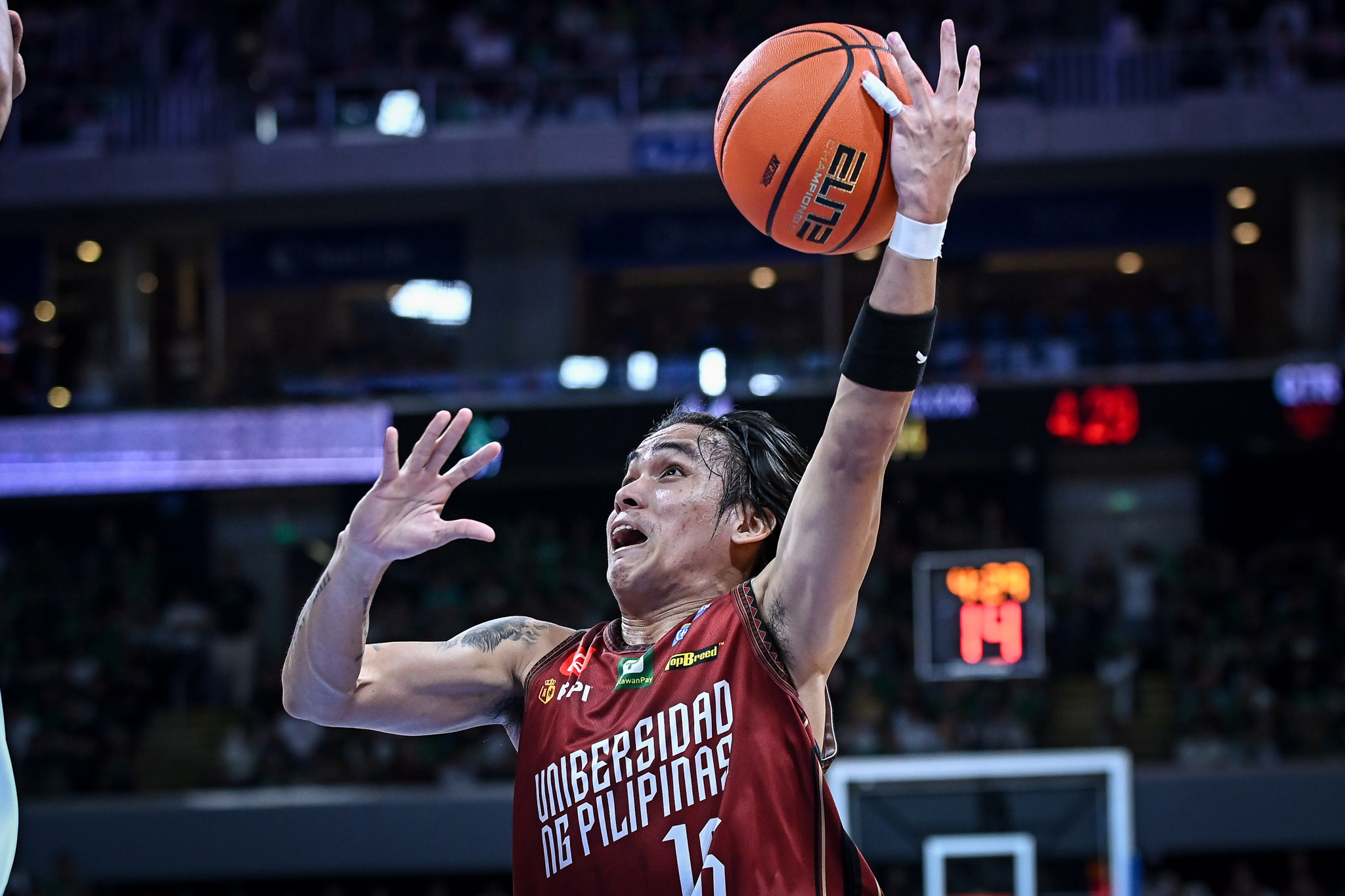 UAAP-88-MBB-Finals-G2-DLSU-vs.-UP-Rey-Remogat-4300 Abadiano heroics send UP-La Salle UAAP Men's Basketball Finals to winner-take-all Basketball DLSU News UAAP UP - philippine sports news