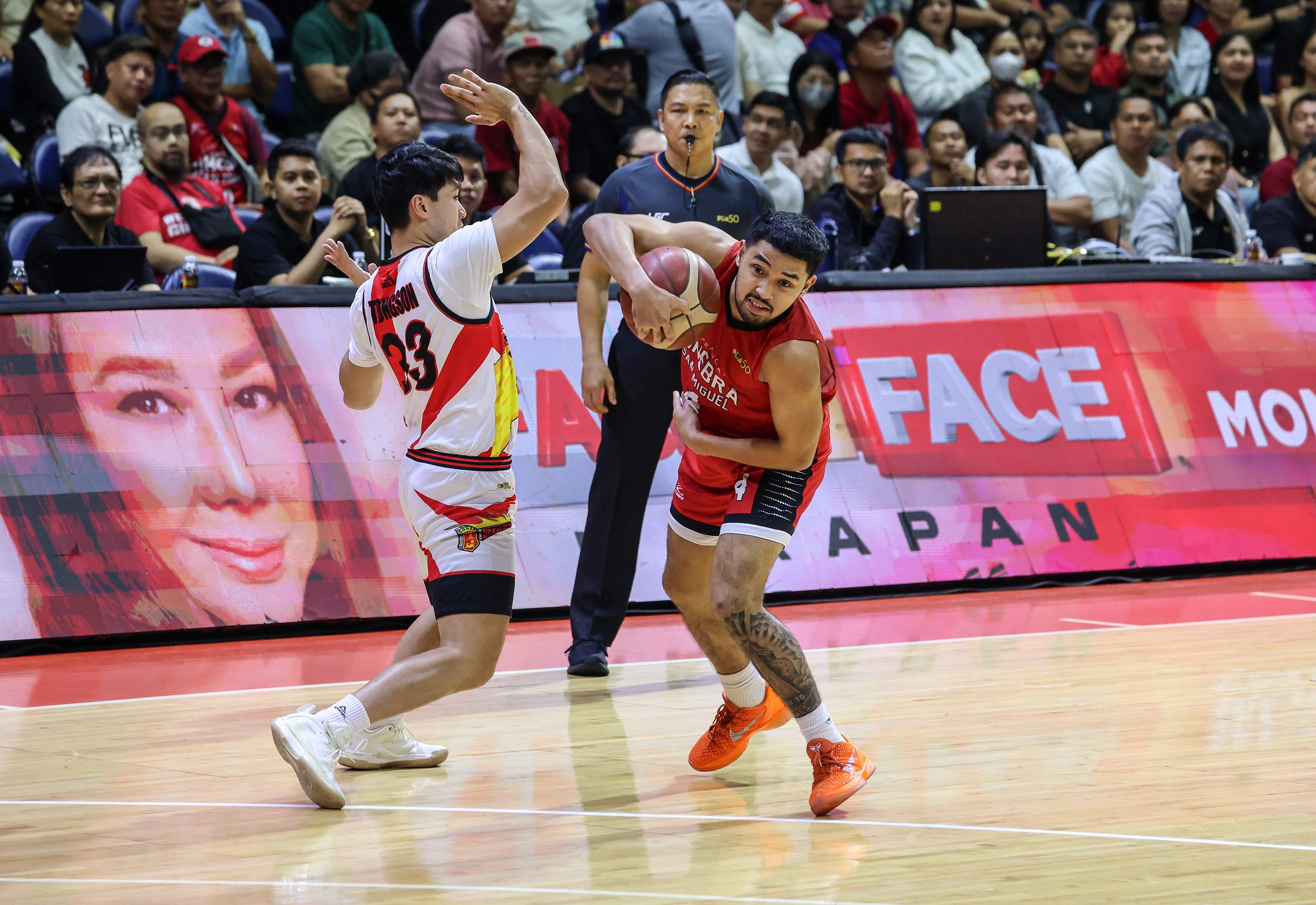 2025-26-PBA-Philippine-Cup-Semifinals-Game-3-San-Miguel-vs-Ginebra-RJ-Abarrientos PBA: Trollano takes over as San Miguel shrugs off Fajardo’s off night to seize 2-1 lead vs Ginebra Basketball News PBA - philippine sports news