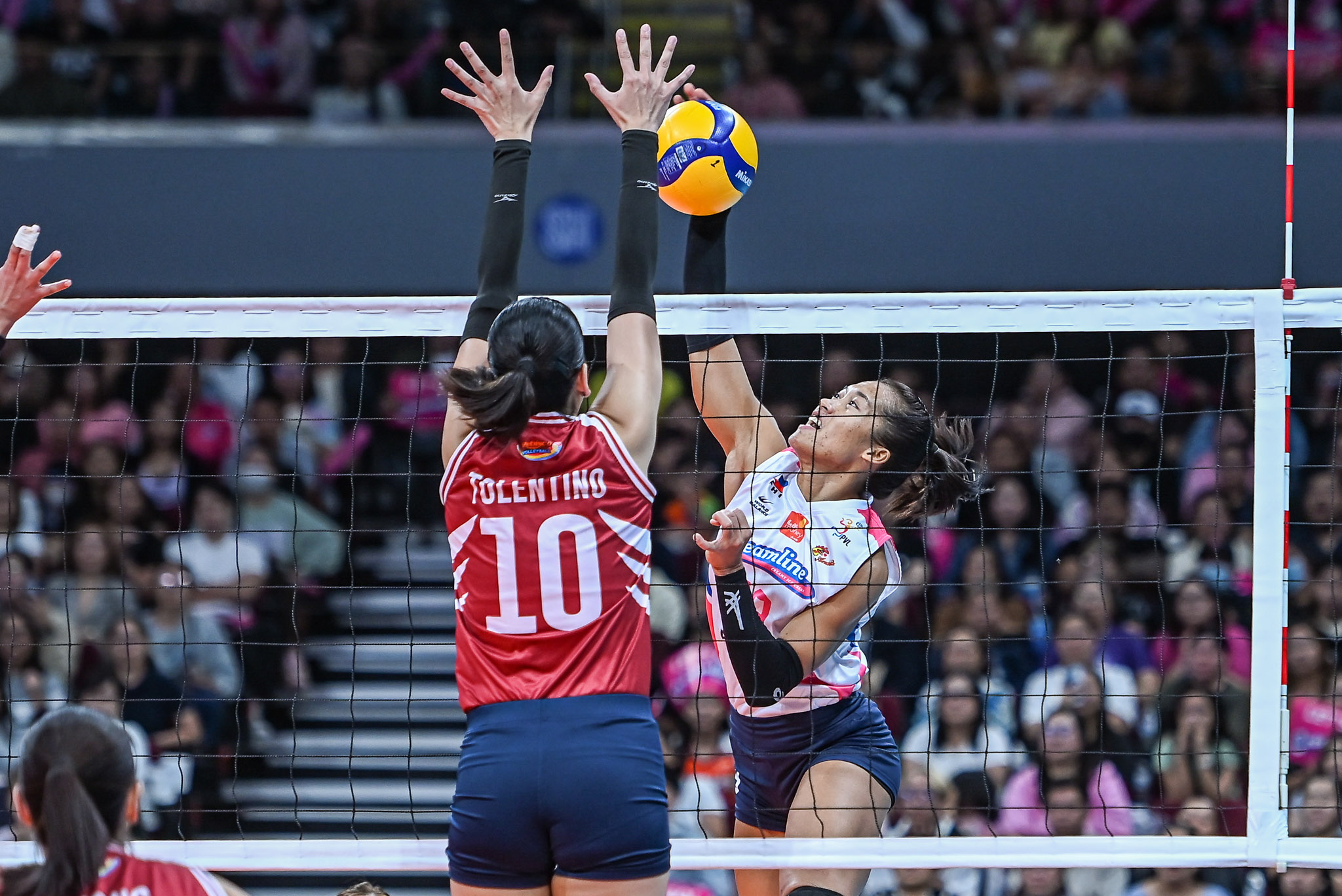 PVL-AFC-26-Creamline-vs.-Choco-Mucho-Bernadeth-Pons-8366 Bernadeth Pons, Jia De Guzman rekindle court connection News PVL Volleyball - philippine sports news