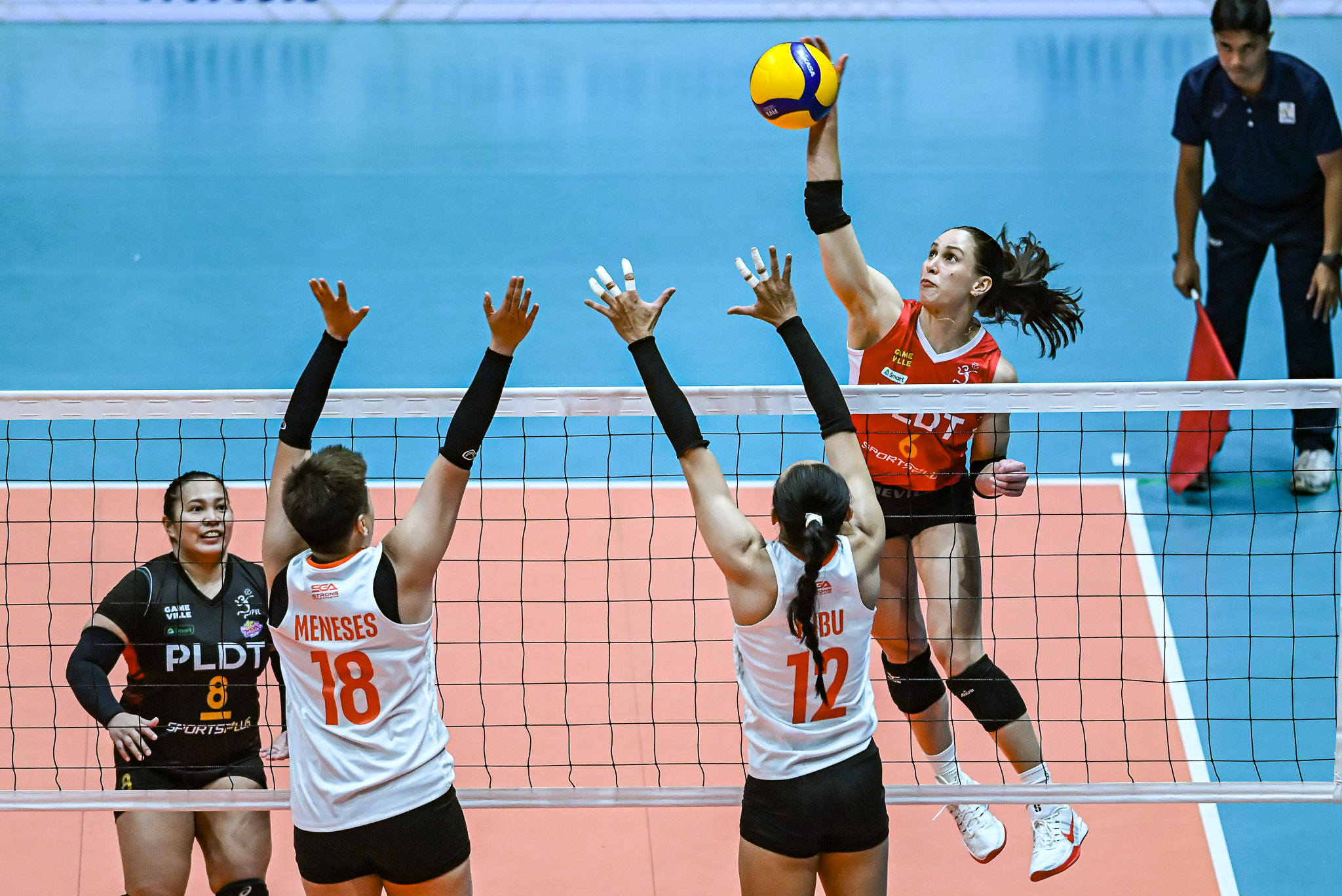 PVL-AFC-26-PLDT-vs.-Farm-Fresh-Savi-Davison-2482 PLDT, Cignal favored to gain PVL semis berths News PVL Volleyball - philippine sports news