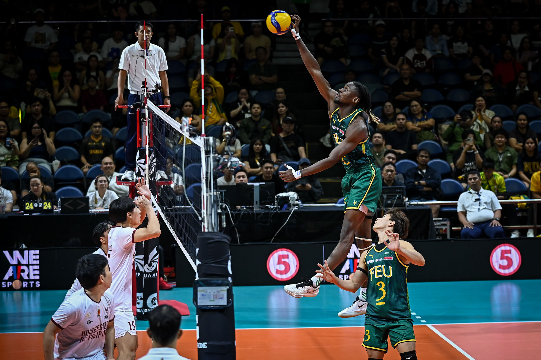 UAAP-88-MVB-UP-vs.-FEU-Doula-Ndongala-3370 FEU dominates UP, closes in on UAAP Men's Volleyball round 1 sweep FEU News UAAP UP Volleyball - philippine sports news