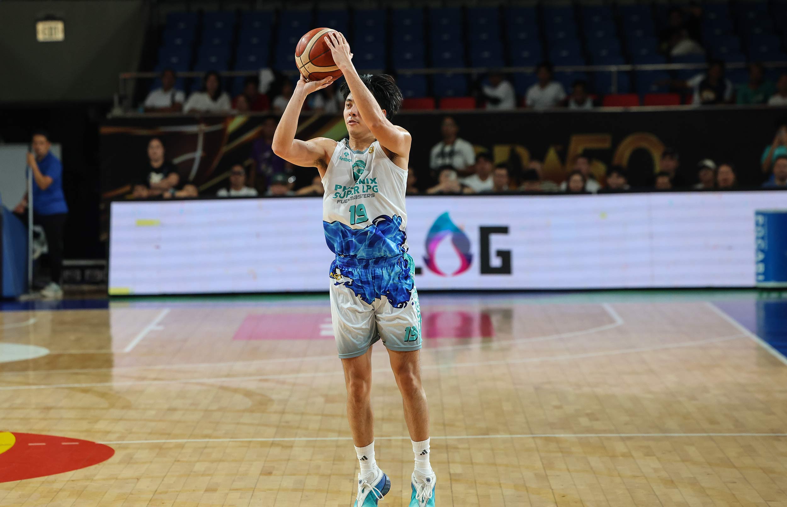 2026-PBA-Commissioners-Cup-Rain-or-Shine-vs-Phoenix-Tyler-Tio Phoenix stuns Rain or Shine, ends Elasto Painters’ perfect run in PBA Comm's Cup Basketball News PBA - philippine sports news