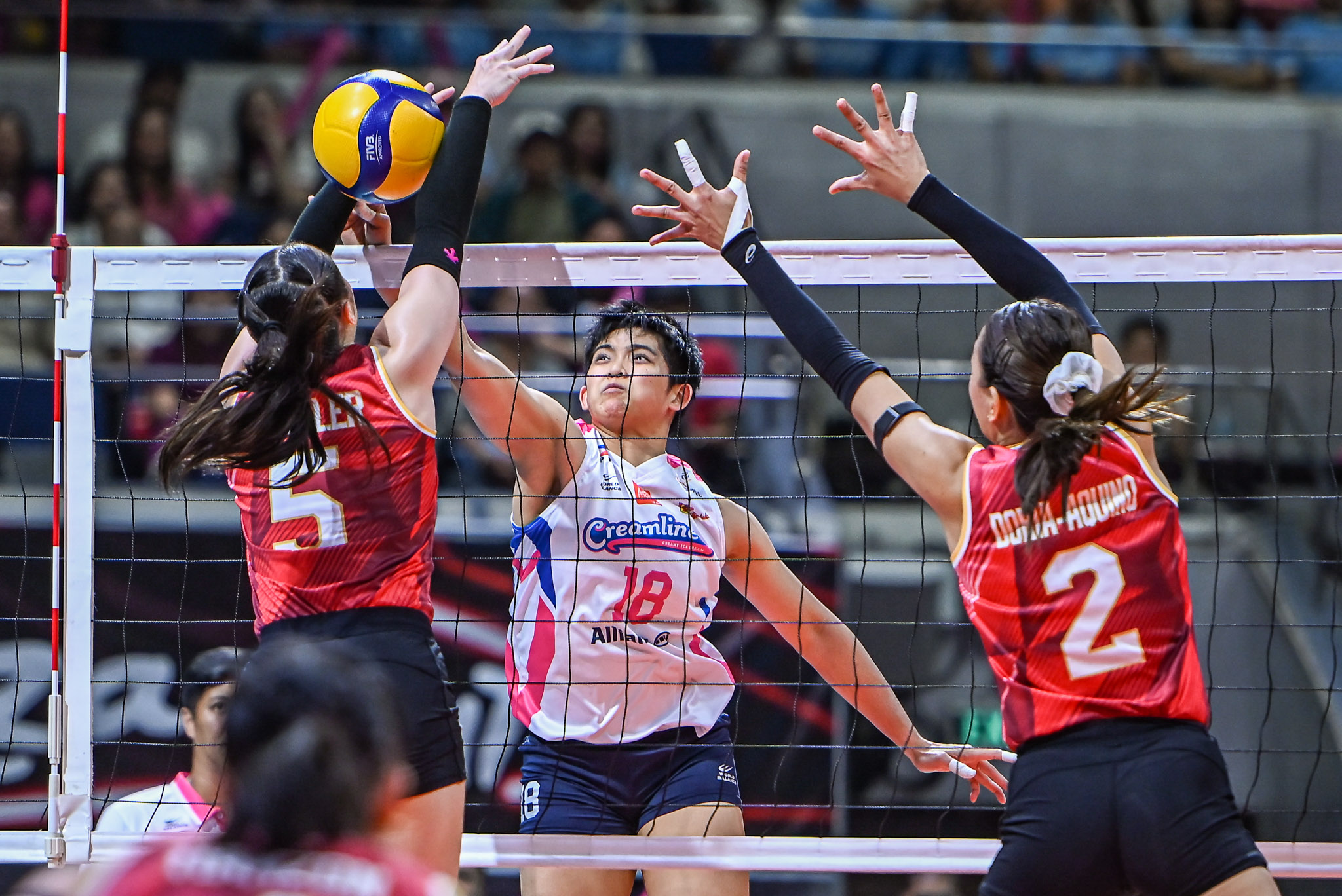 PVL-AFC-26-Finals-G2-Creamline-vs.-Cignal-Tots-Carlos-2457 Creamline reclaims PVL crown in thrilling five-set finish over Cignal News PVL Volleyball - philippine sports news