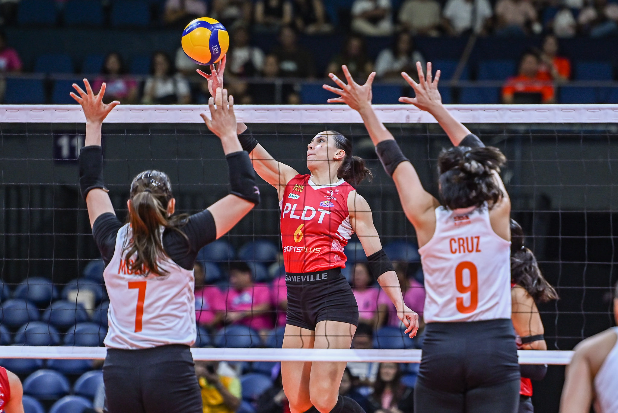 Savi Davison, PLDT outlast Farm Fresh to move closer to PVL bronze