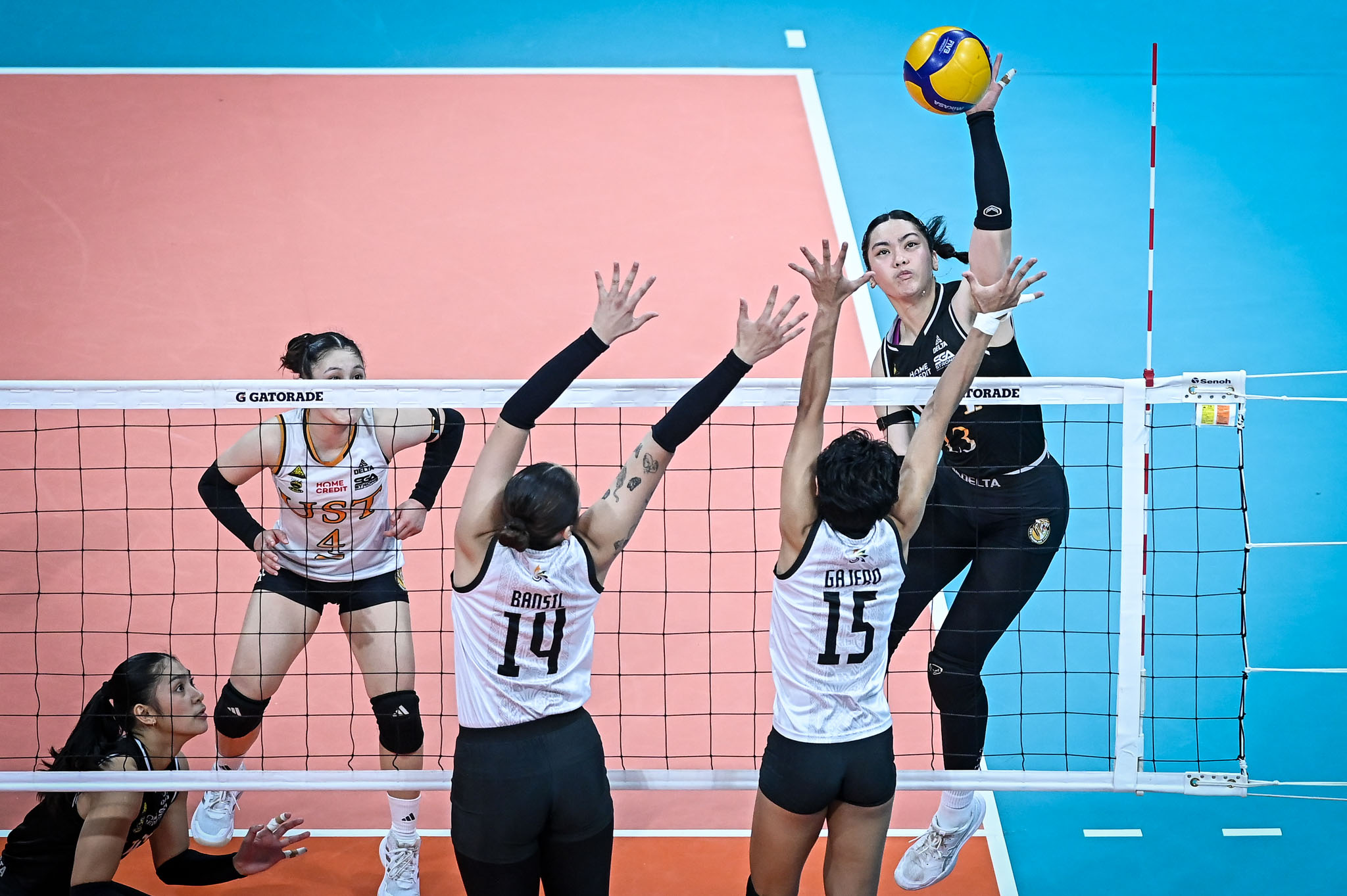 UAAP-88-WVB-UP-vs.-UST-Jonna-Perdido-7355 UST finds stability in Lianne Penuliar, Jonna Perdido News UAAP UST Volleyball - philippine sports news