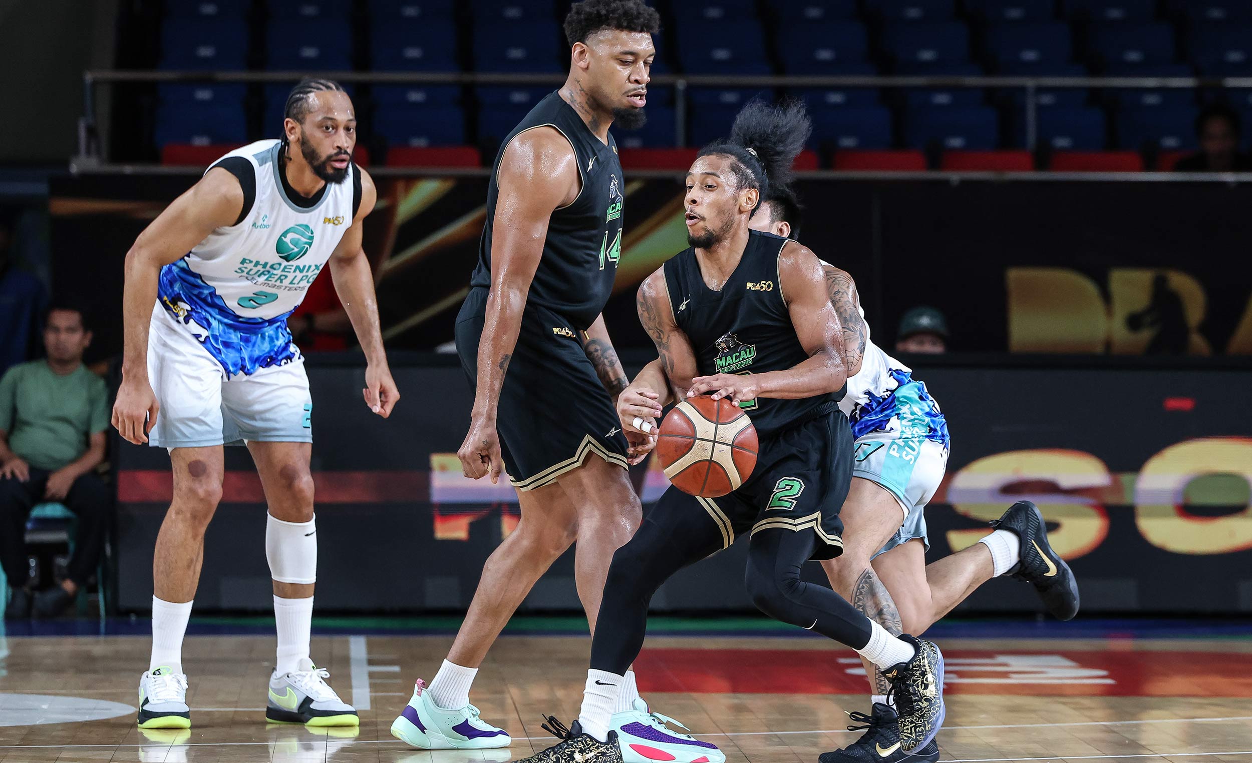 2026-PBA-Commissioners-Cup-Macau-vs-Phoenix-Damian-Chongqui-1 Marcus Elliott believes Damian Chongqui’s walkout stemmed from wear and tear, not attitude issues Basketball News PBA - philippine sports news