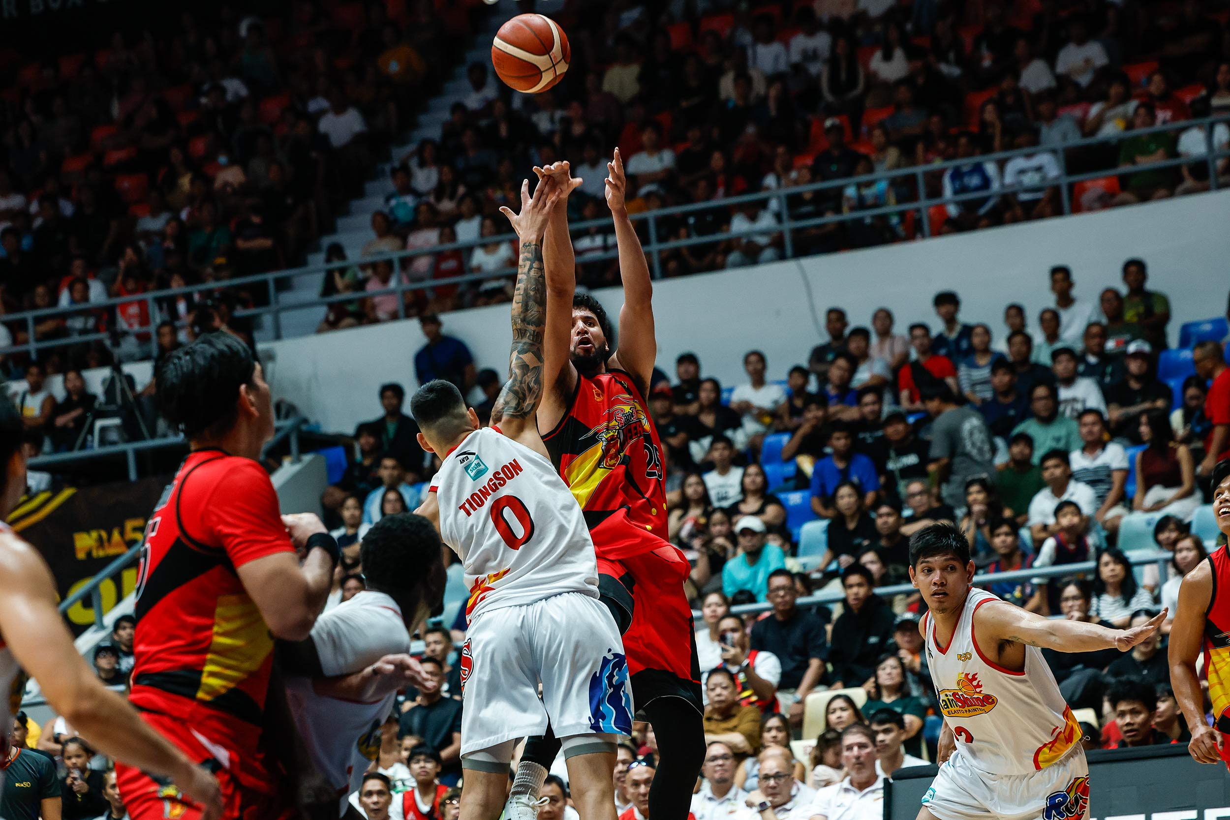 2026-PBA-Commissioners-Cup-QF-1-Rain-or-Shine-vs-San-Miguel-Bennie-Boatwright Rain or Shine stuns San Miguel, books PBA semis spot Basketball News PBA - philippine sports news