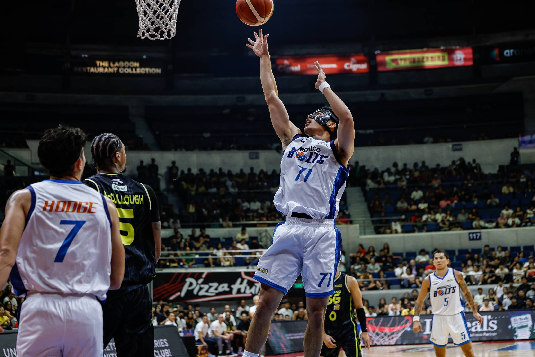 Cansino’s clutch four seals Meralco’s Game 4 win, ties PBA semis with TNT