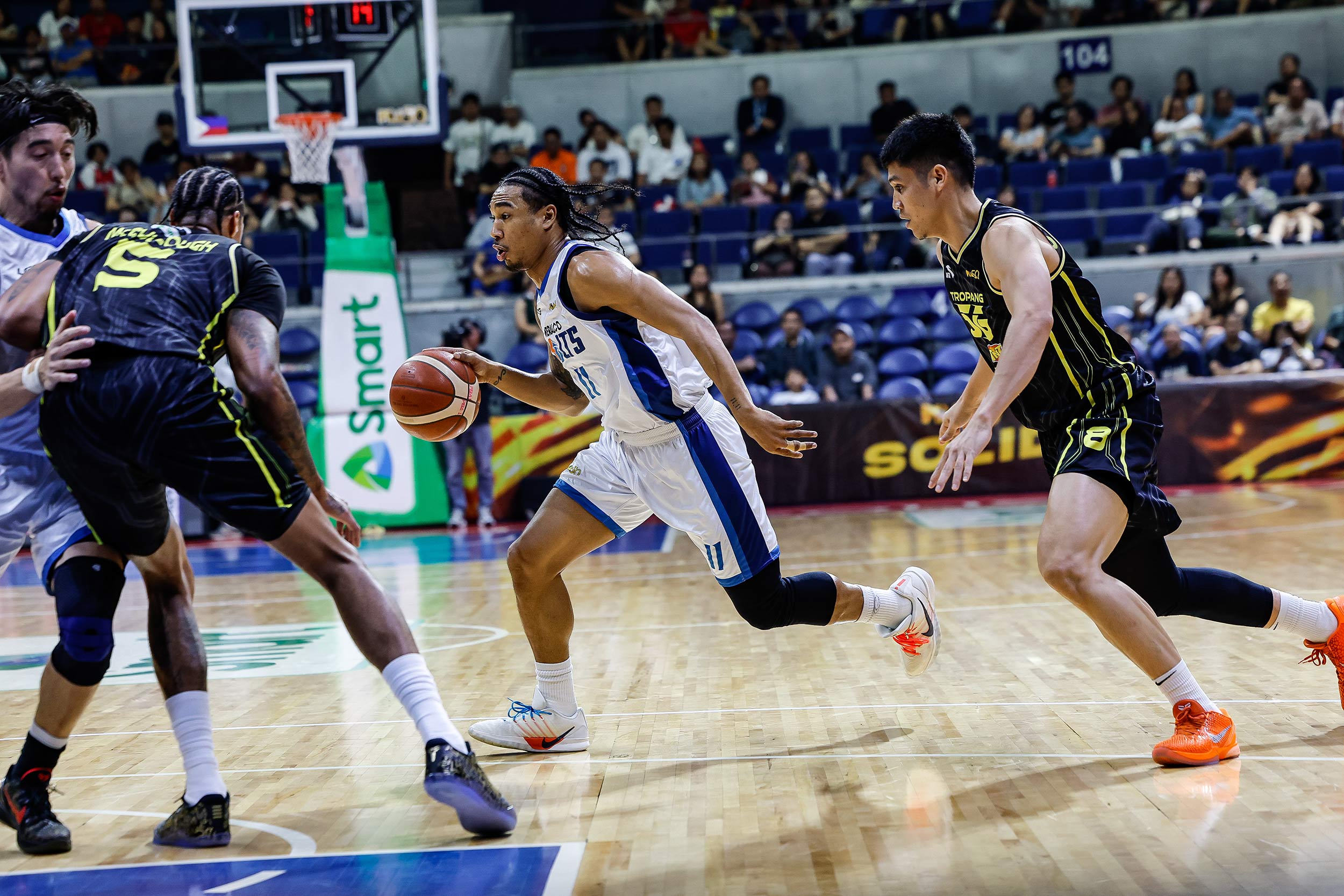 2026-PBA-Commissioners-Cup-SF4-Meralco-vs-TNT-Chris-Newsome Cansino’s clutch four seals Meralco’s Game 4 win, ties PBA semis with TNT Basketball News PBA - philippine sports news