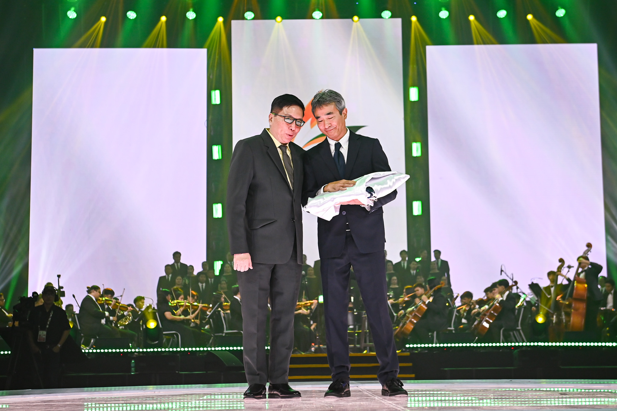 UAAP-88-CLOSING-CERMONY-S88-CHAIRMAN-REV.-FR.-RICHARD-ANG-O.P.-S89-CHAIRMAN-MR.-JUAN-MIGUEL-MONTINOLA-0686 Langga, Lobitaña, Cabonilas, Perez, Dalmacio, Canino hailed UAAP Athletes of the Year ADMU AdU DLSU FEU News NU UAAP UE UP UST - philippine sports news