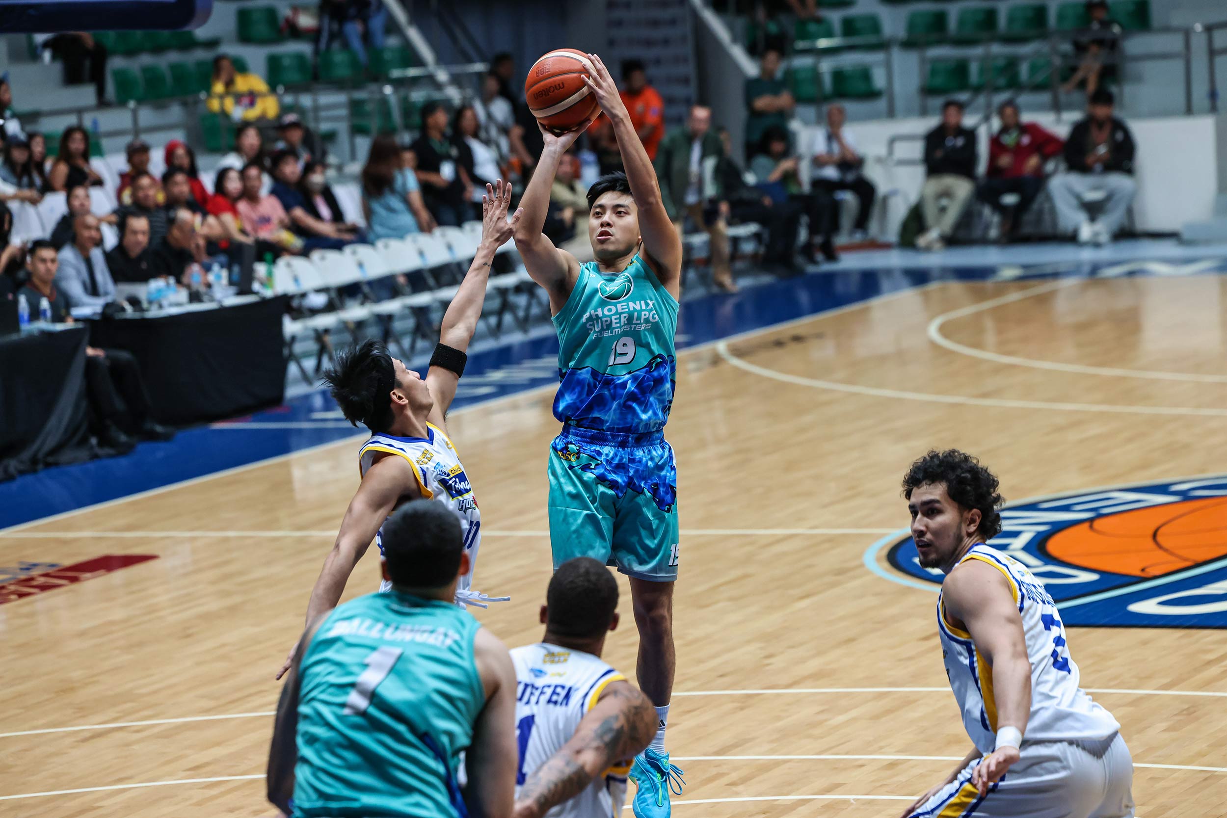 2026-PBA-Commissioners-Cup-Phoenix-vs-Magnolia-Tyler-Tio Phoenix storms back from 16 down to stun Magnolia in PBA Govs' Cup opener Basketball News PBA - philippine sports news